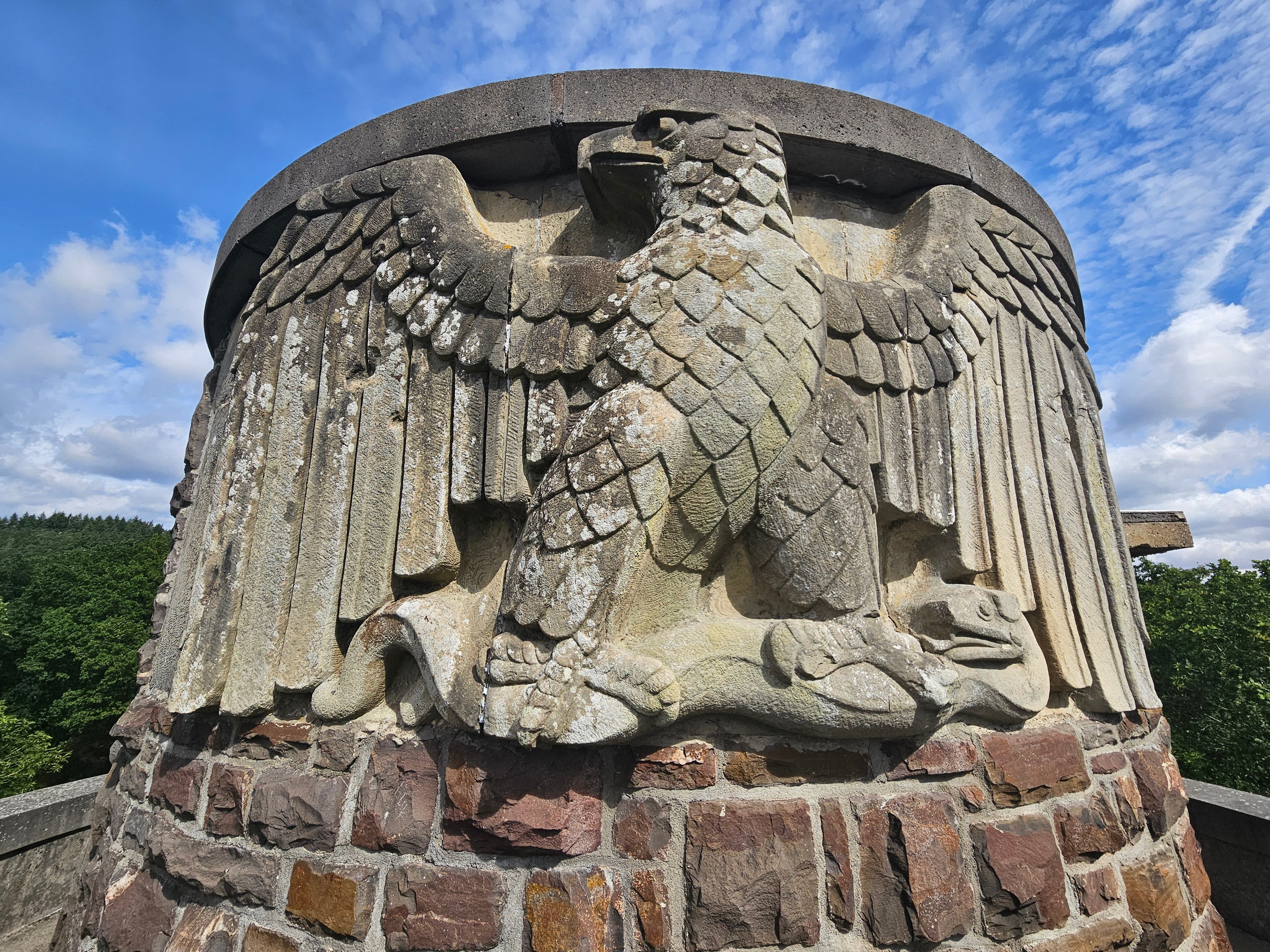 Das Foto zeigt den preußische Adler, der mit einer Schlange kämpft.