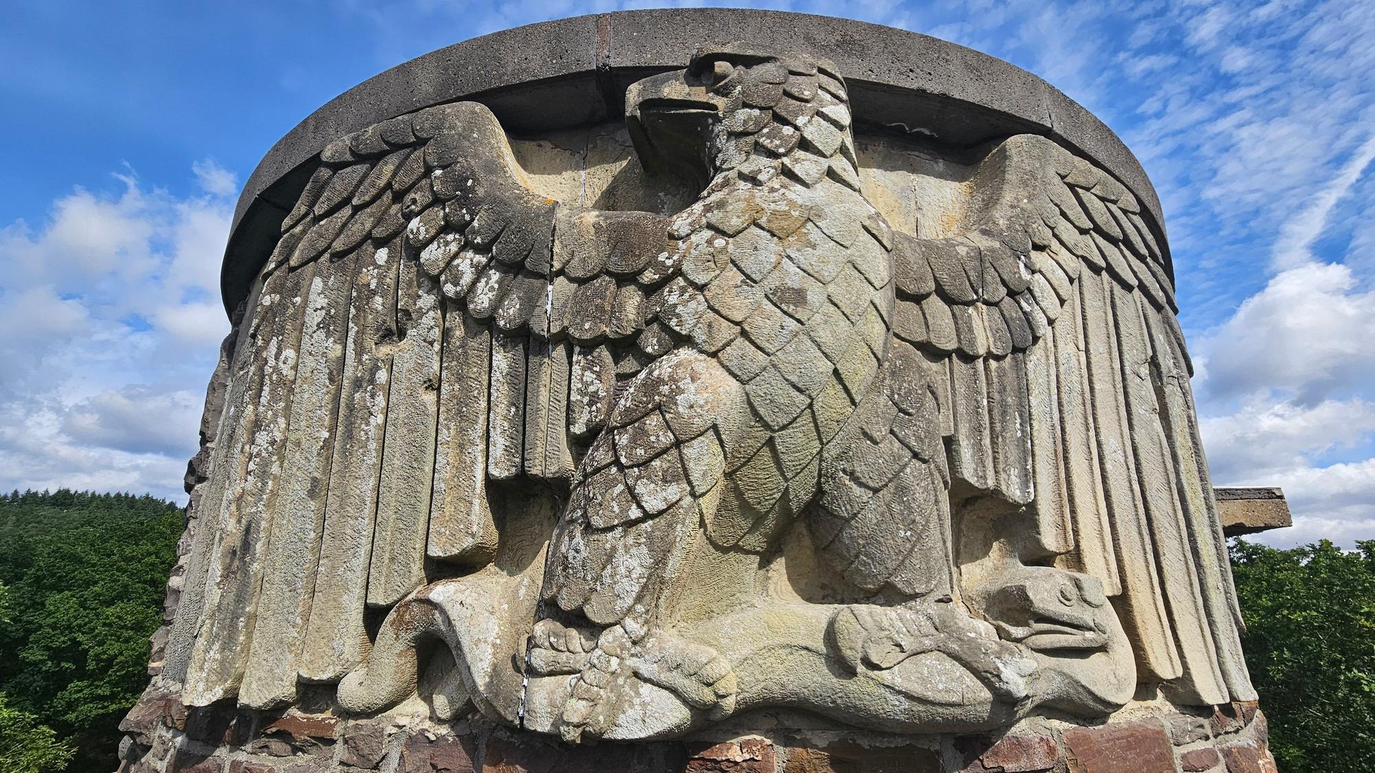 Das Foto zeigt den preußische Adler, der mit einer Schlange kämpft.