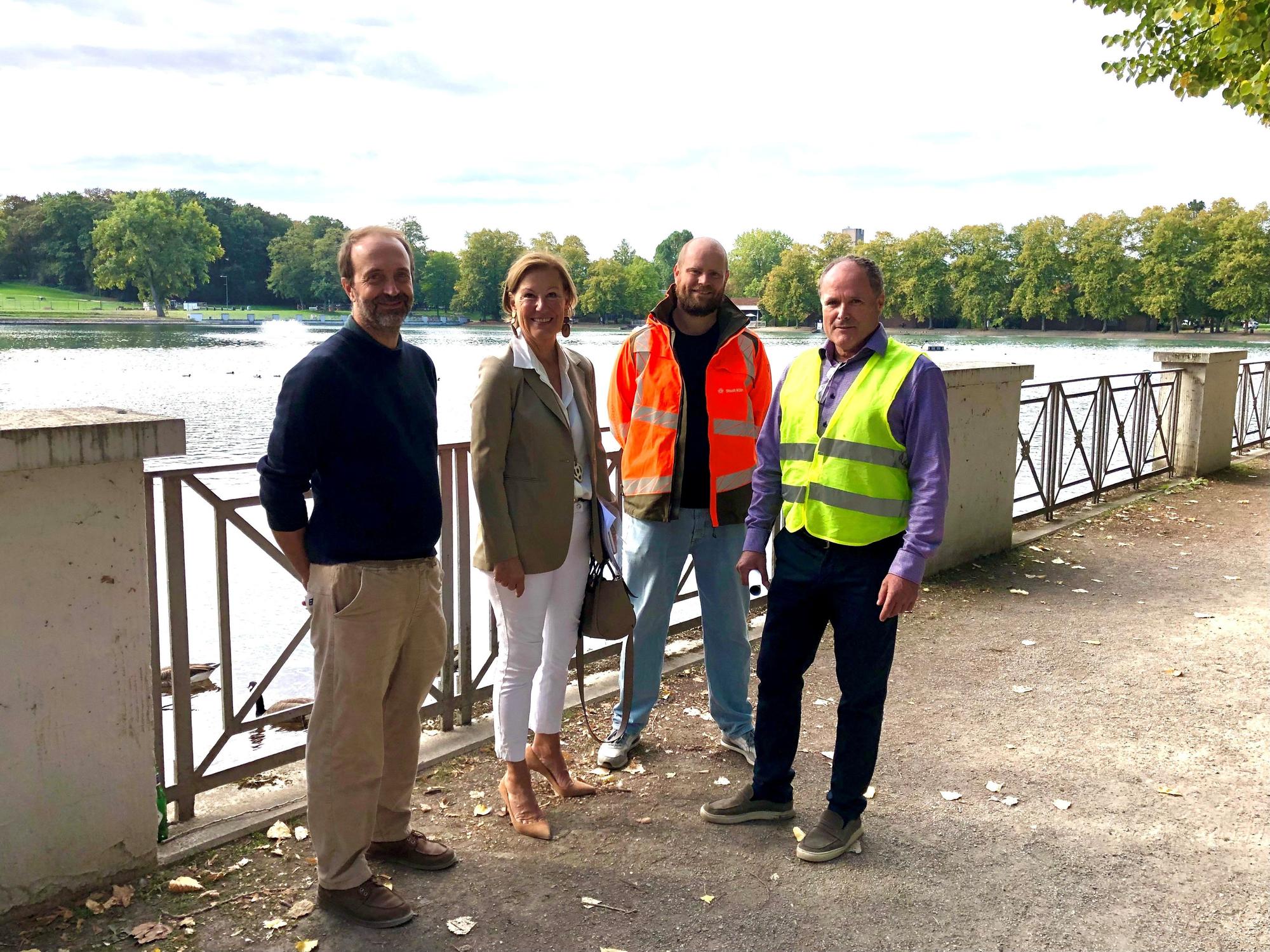 Über den Beginn der Arbeiten am Aachener Weiher freuen sich Beatrice Bülter von der Kölner Grün-Stiftung sowie (von links): Gerhard Stricker, Kai Höbing und Ludwig Louven vom Grünflächenamt.
