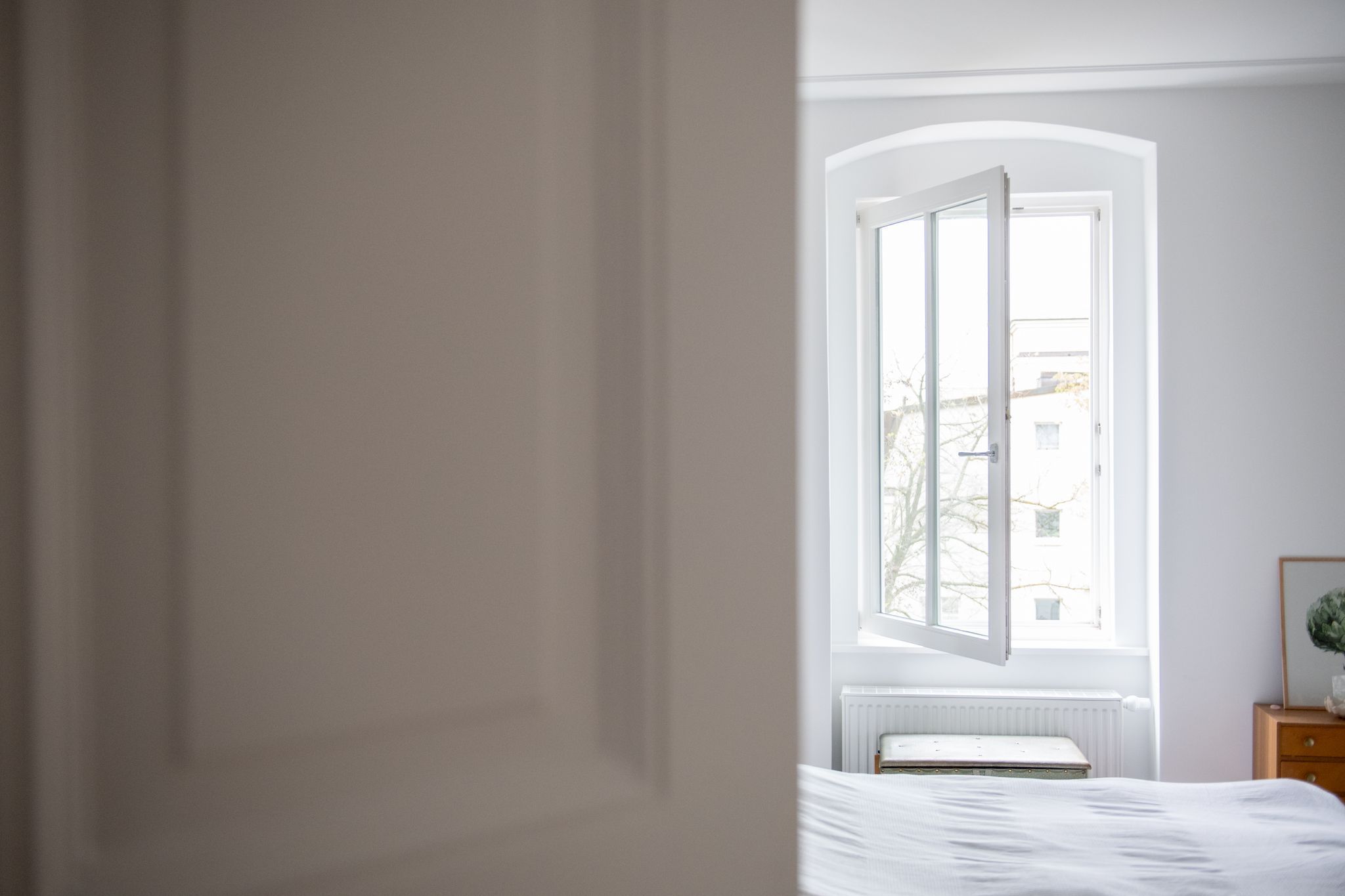Ein zum Lüften geöffnetes Fenster