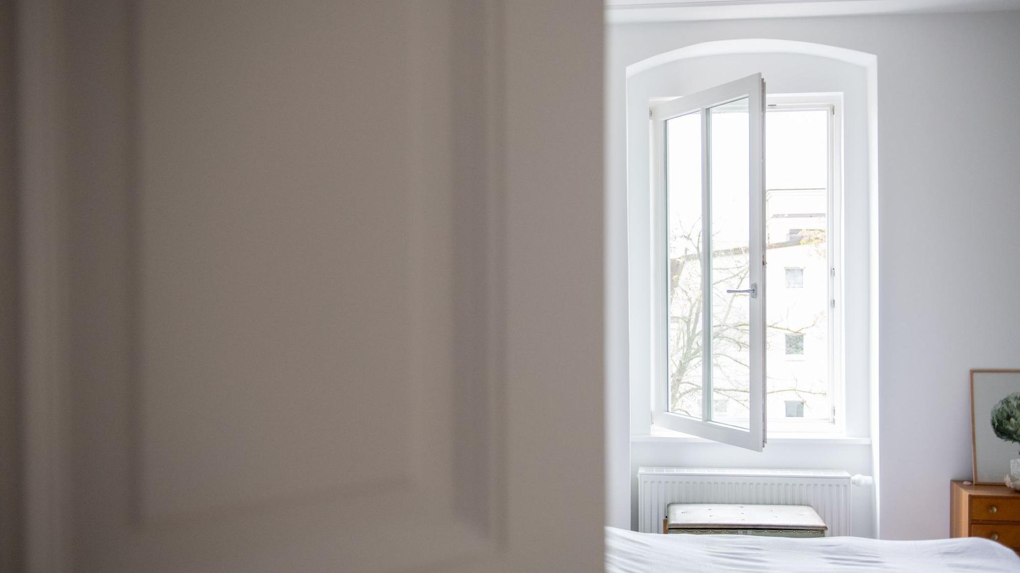 Ein zum Lüften geöffnetes Fenster