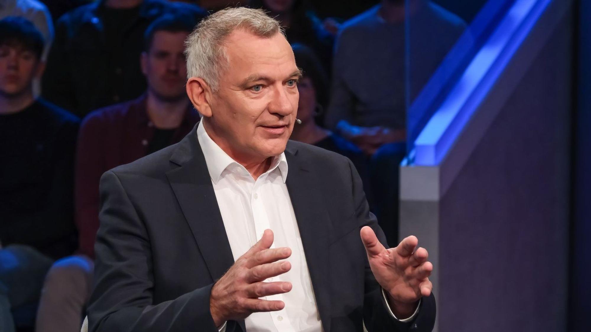 Jan van Aken hat sich bei „Maischberger“ zur Debatte um die Linkspartei geäußert. (Bild: WDR/Oliver Ziebe)