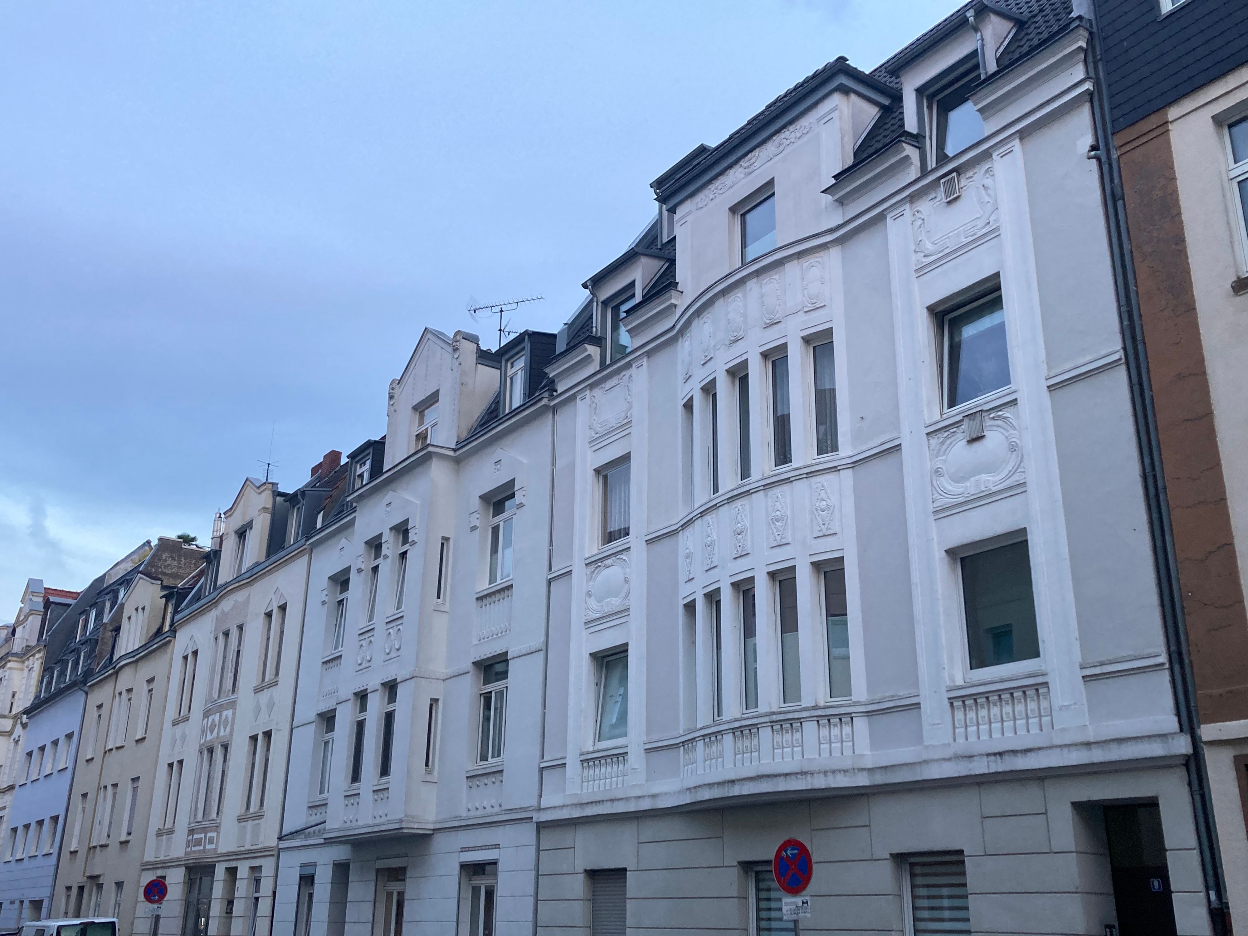 Zu sehen ist eine Straße in einer Großstadt.
