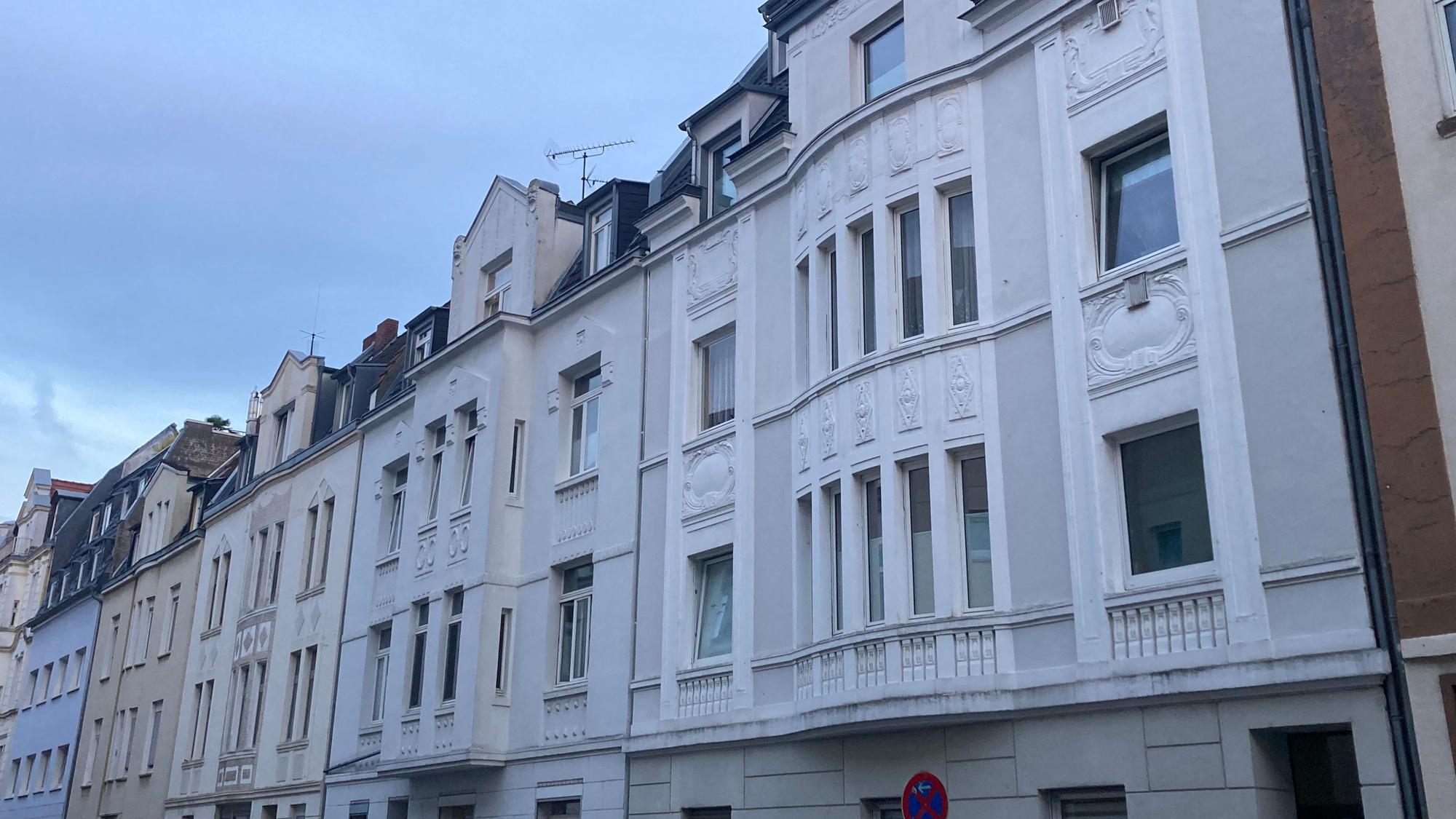 Zu sehen ist eine Straße in einer Großstadt.