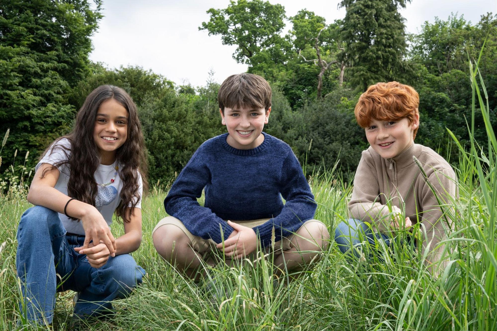 Die neue „Harry Potter“-Serie startet noch in diesem Jahr. Dominic McLaughlin (Mitte) spielt Harry Potter, Arabella Stanton ist als Hermine Granger und Alastair Stout als Ron Weasley zu sehen. (Bild: Aidan Monaghan / HBO)