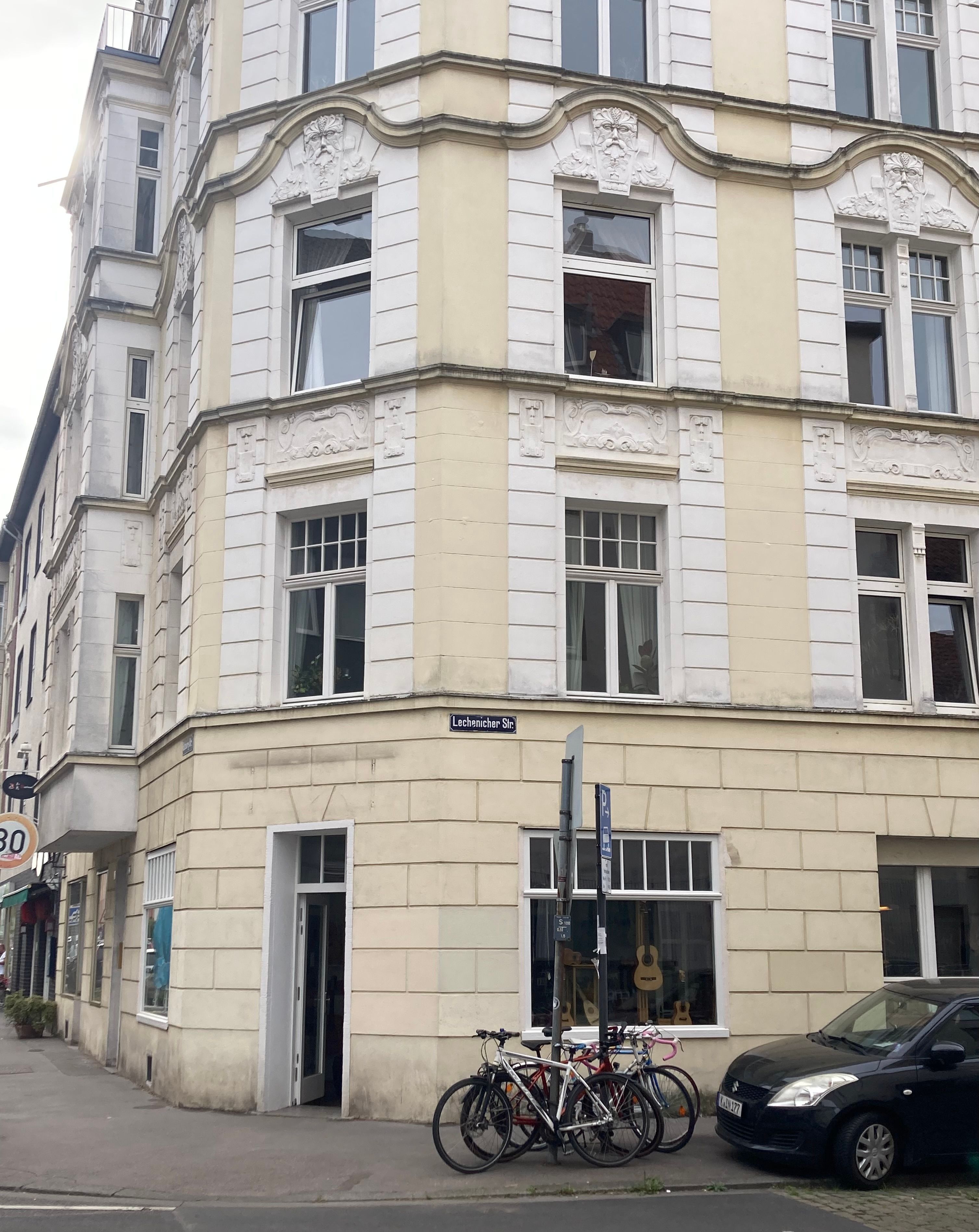 Das Bild zeigt ein Haus an einer Straßenecke.