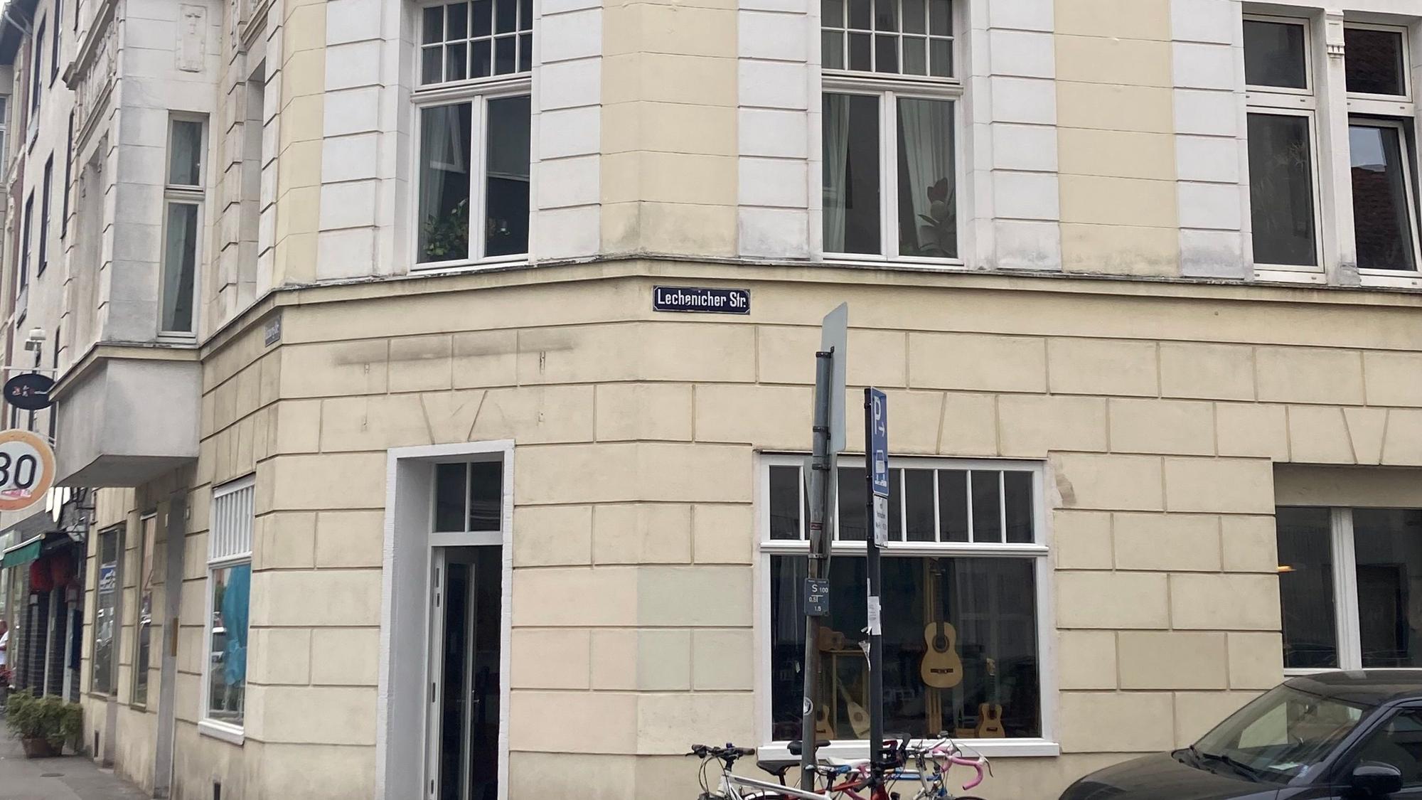 Das Bild zeigt ein Haus an einer Straßenecke.