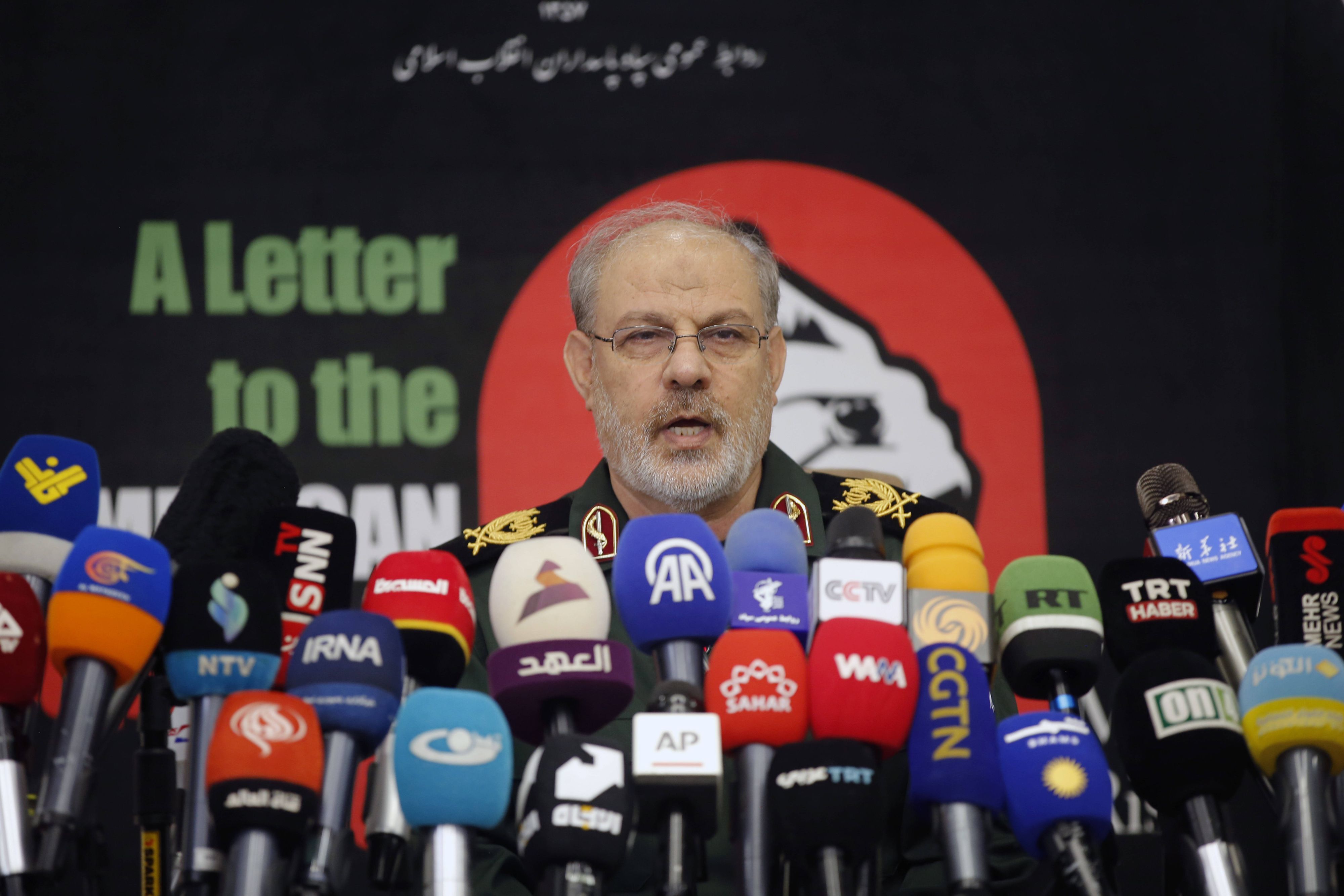 Der Sprecher der Revolutionsgarden, Hossein Mohebbi, bei einer Pressekonferenz am Dienstag (29. September).