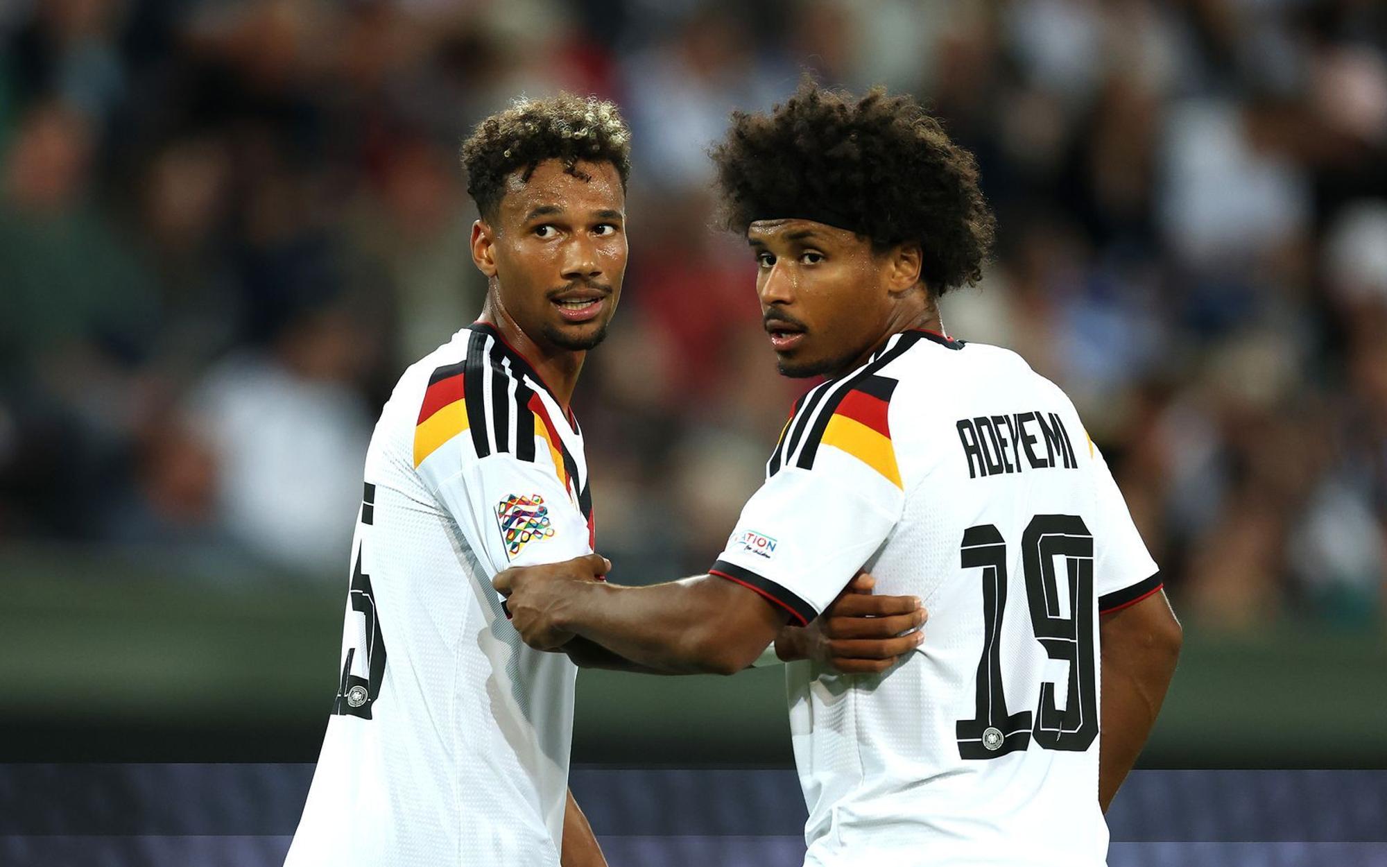Schwarze Nationalspieler, hier Bambasé Conté und Karim Adeyemi, sind nach Angaben der „Sportschau“-Redaktion immer öfter Zielscheibe rassistischer Entgleisungen in den sozialen Medien. (Bild: 2026 Getty Images/Alexander Hassenstein)