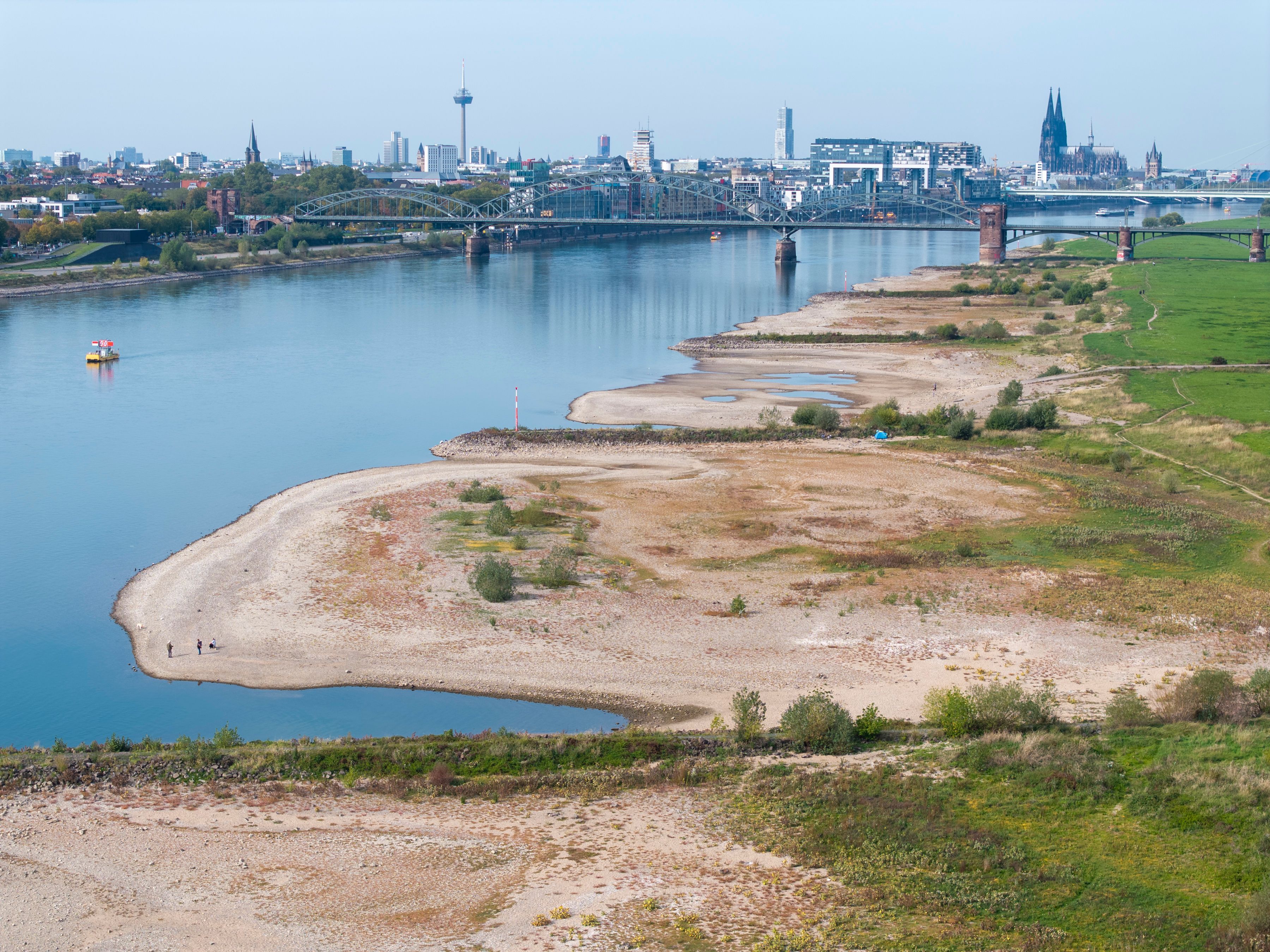 28.09.2026, Köln: Der Rhein hat immer weniger Wasser. Der Fluss führt Niedrigwasser, am Morgen wurde ein Pegelstand von nur noch 40cm KP und damit ein neuer historischer Rekord erreicht. Der Rheinpegel soll in den nächsten Tagen weiter sinken. Das Herbstwetter ist warm und trocken. Luftbild mit Drohne. Foto: Uwe Weise