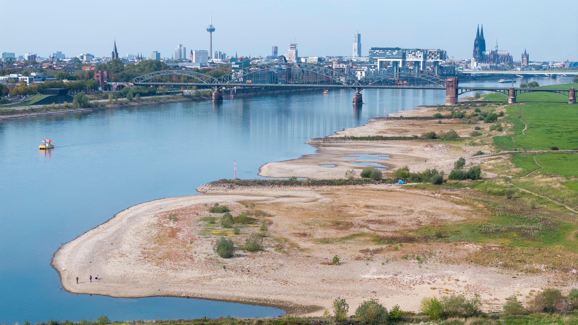 28.09.2026, Köln: Der Rhein hat immer weniger Wasser. Der Fluss führt Niedrigwasser, am Morgen wurde ein Pegelstand von nur noch 40cm KP und damit ein neuer historischer Rekord erreicht. Der Rheinpegel soll in den nächsten Tagen weiter sinken. Das Herbstwetter ist warm und trocken. Luftbild mit Drohne. Foto: Uwe Weise