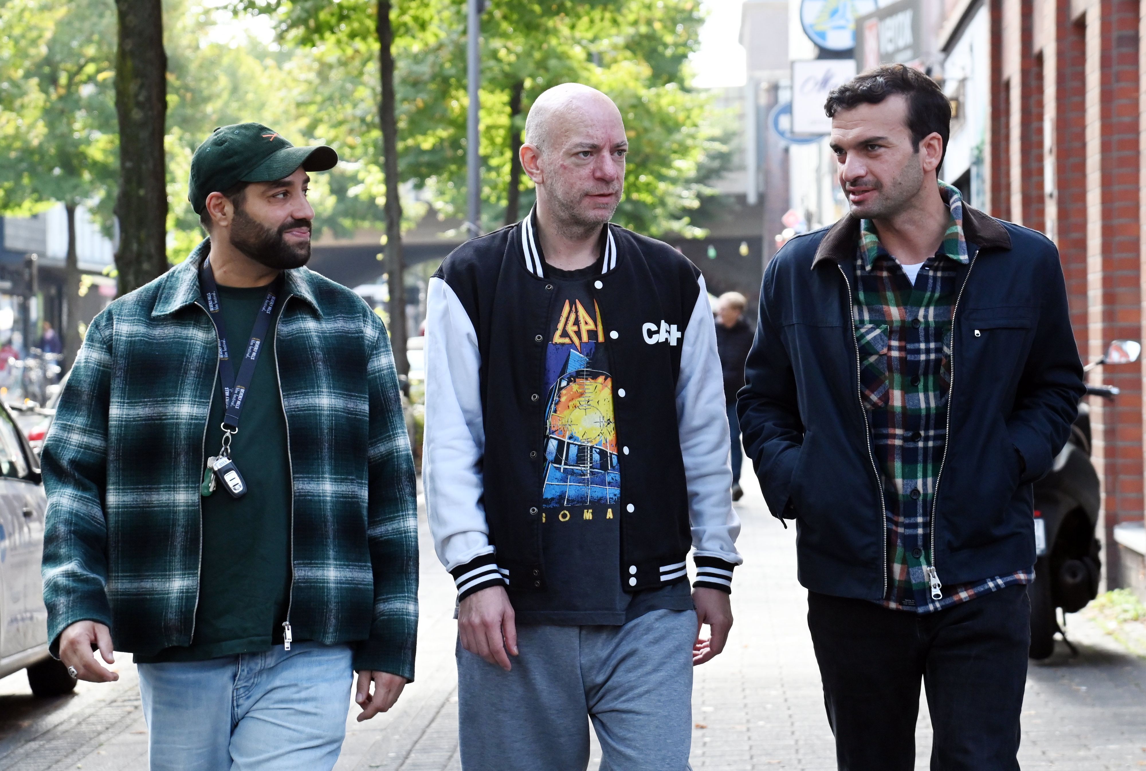 24.09.2026 Köln. Altersarmut bei Schauspielern. Treffen mit Schauspieler Kais Setti, Maxwell Richter und Gewerkschaftler Beka Bediana (von links). Nach dem Tod von Ralf Richter ist eine Debatte um das Thema entbrannt. Foto: Alexander Schwaiger