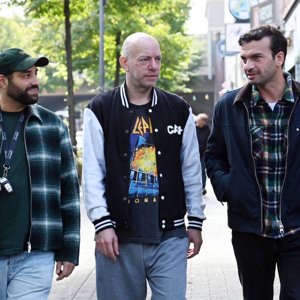 24.09.2026 Köln. Altersarmut bei Schauspielern. Treffen mit Schauspieler Kais Setti, Maxwell Richter und Gewerkschaftler Beka Bediana (von links). Nach dem Tod von Ralf Richter ist eine Debatte um das Thema entbrannt. Foto: Alexander Schwaiger