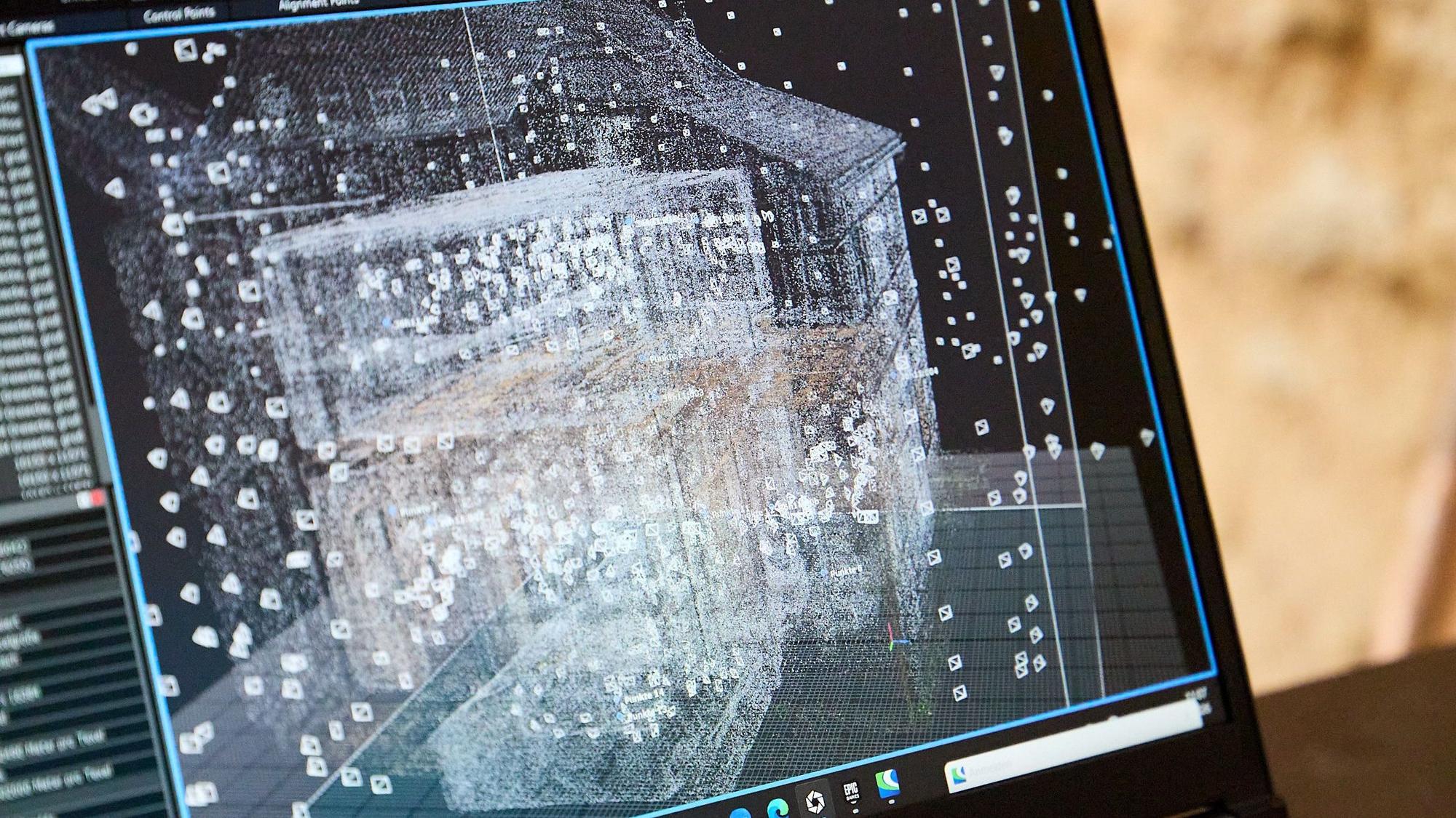 Auf einem Computerbildschirm wird dargestellt, wie ein dreidimensionales Modell eines alten Hauses entsteht.