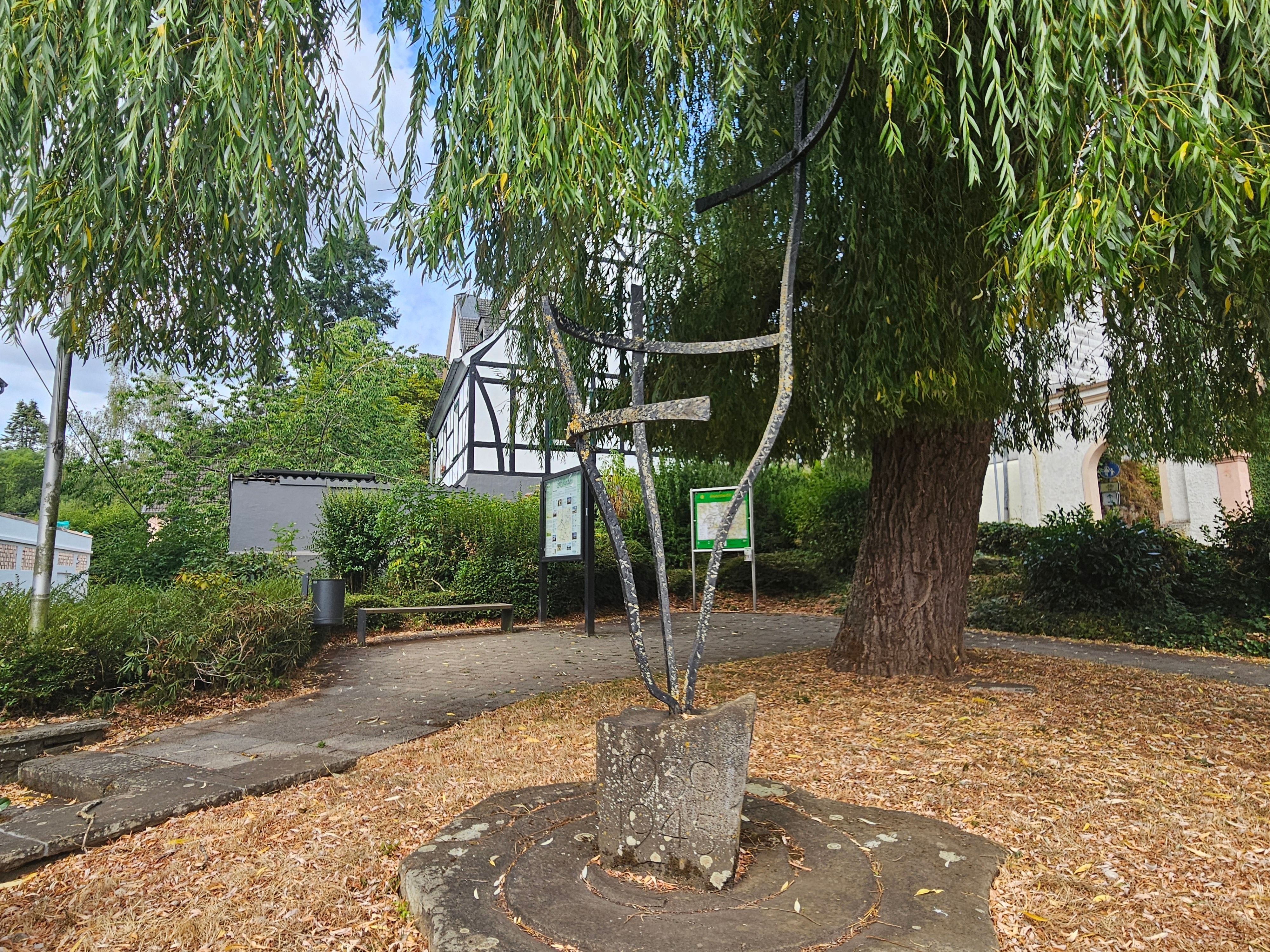 Das Foto zeigt das Denkmal mit den drei ineinander verschränkte Stahlkreuzen.