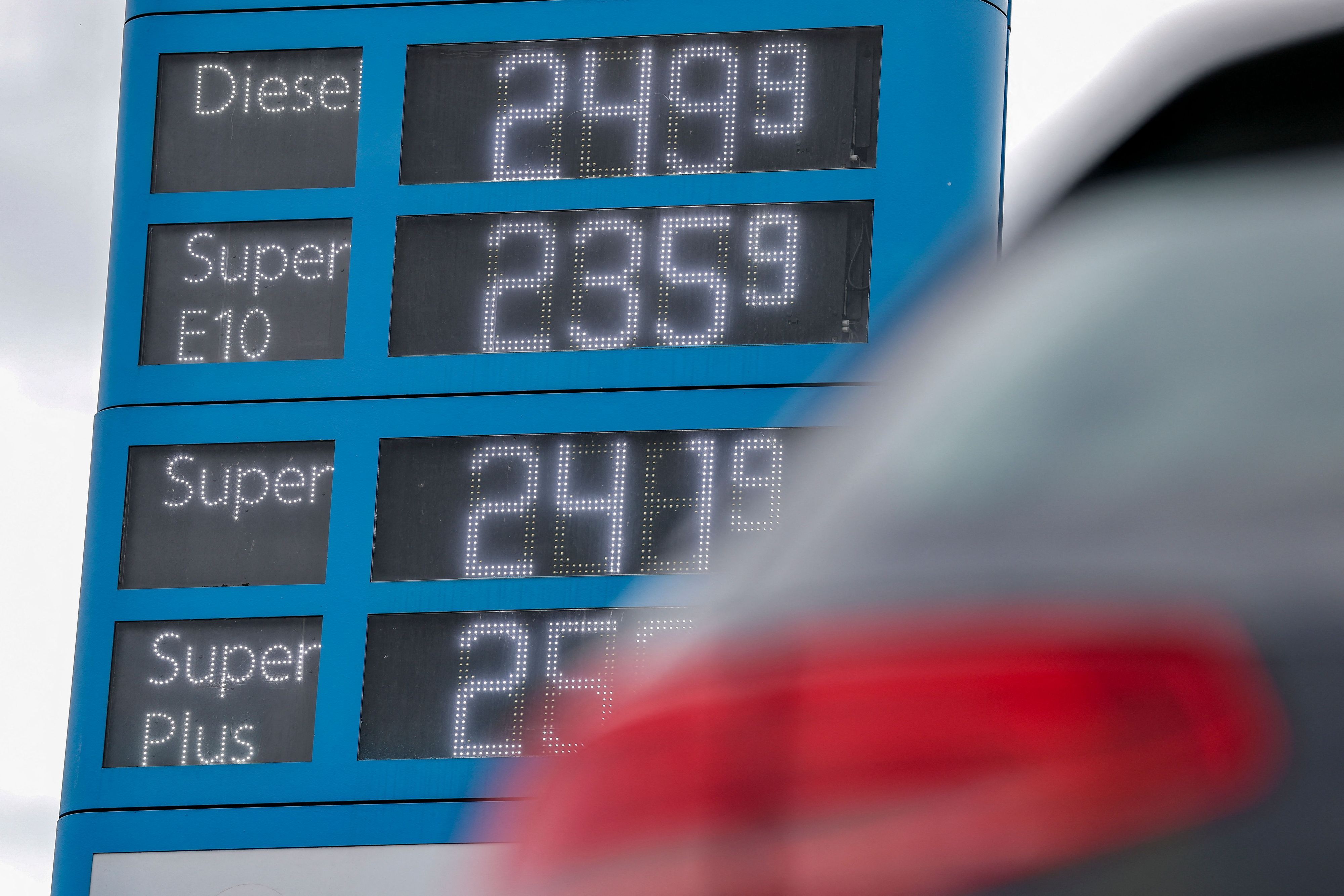 Blick auf die Preistafel einer Tankstelle. (Archivbild)