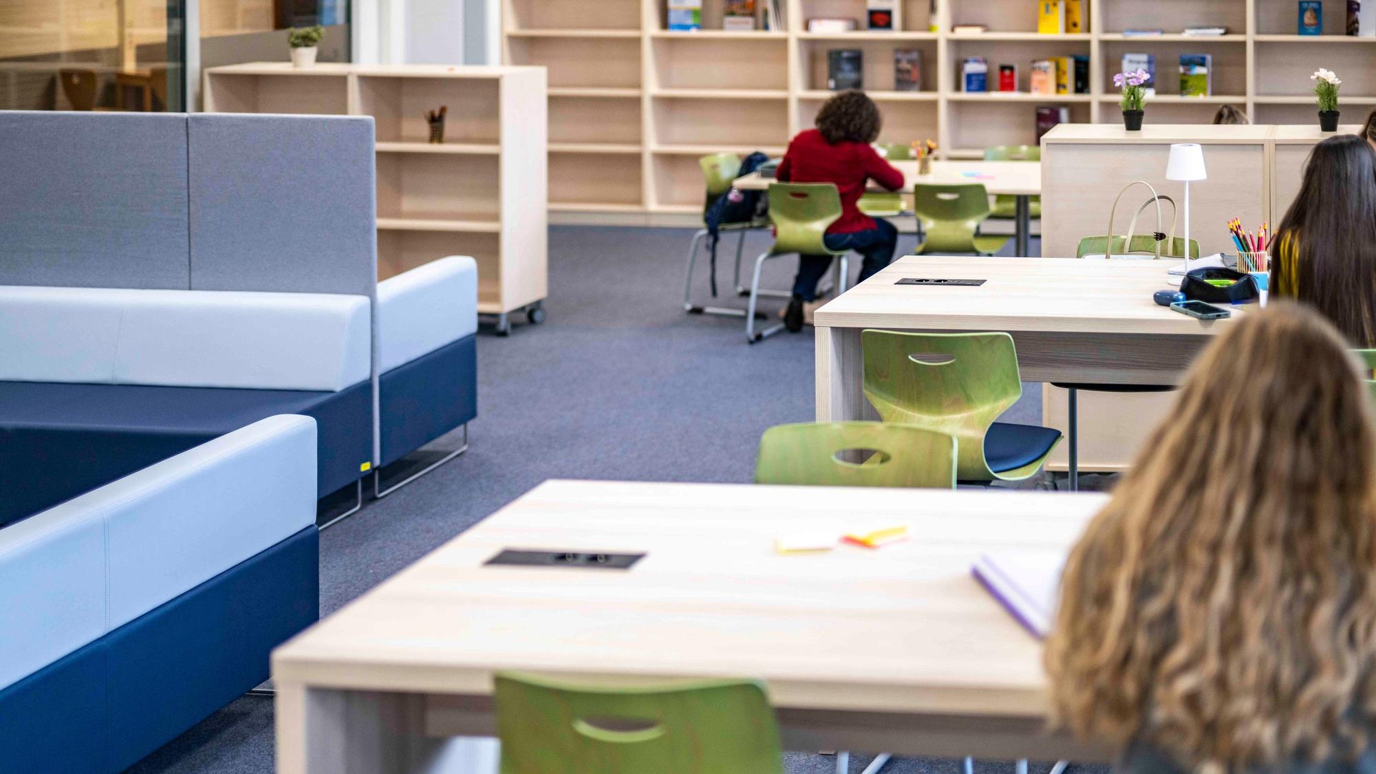 Im Selbstlernzentrum des Emil-Fischer-Gymnasiums sitzen mehrere Schüler an Tischen und arbeiten.