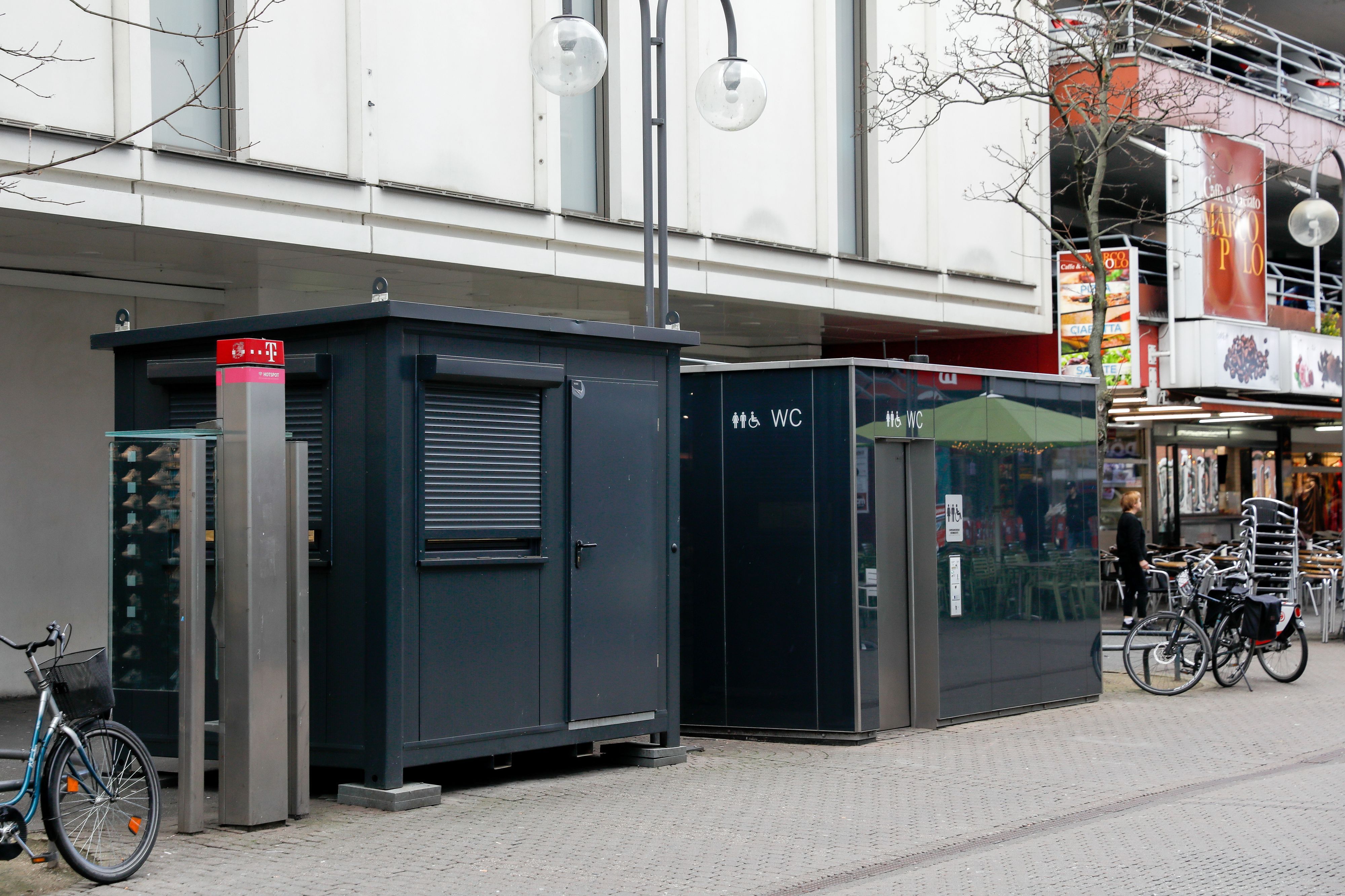 Links der Wachcontainer, rechts der Container für die Toiletten.