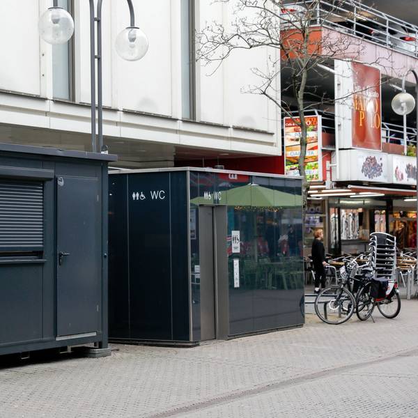 Links der Wachcontainer, rechts der Container für die Toiletten.