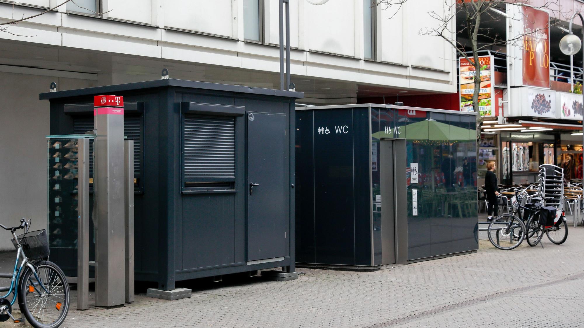 Links der Wachcontainer, rechts der Container für die Toiletten.