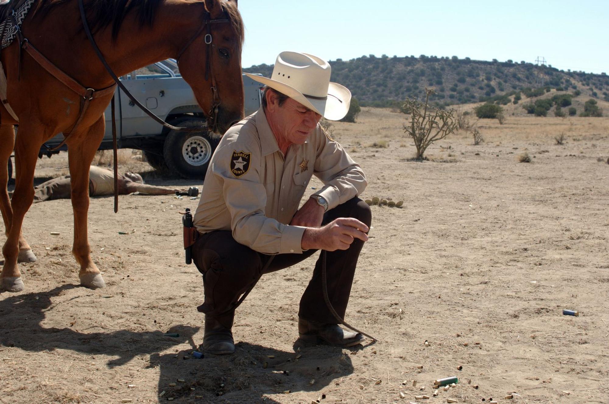 Sheriff Bell (Tommy Lee Jones) am Schauplatz des Verbrechens. (Bild: ZDF/Richard Foreman, Jr.)