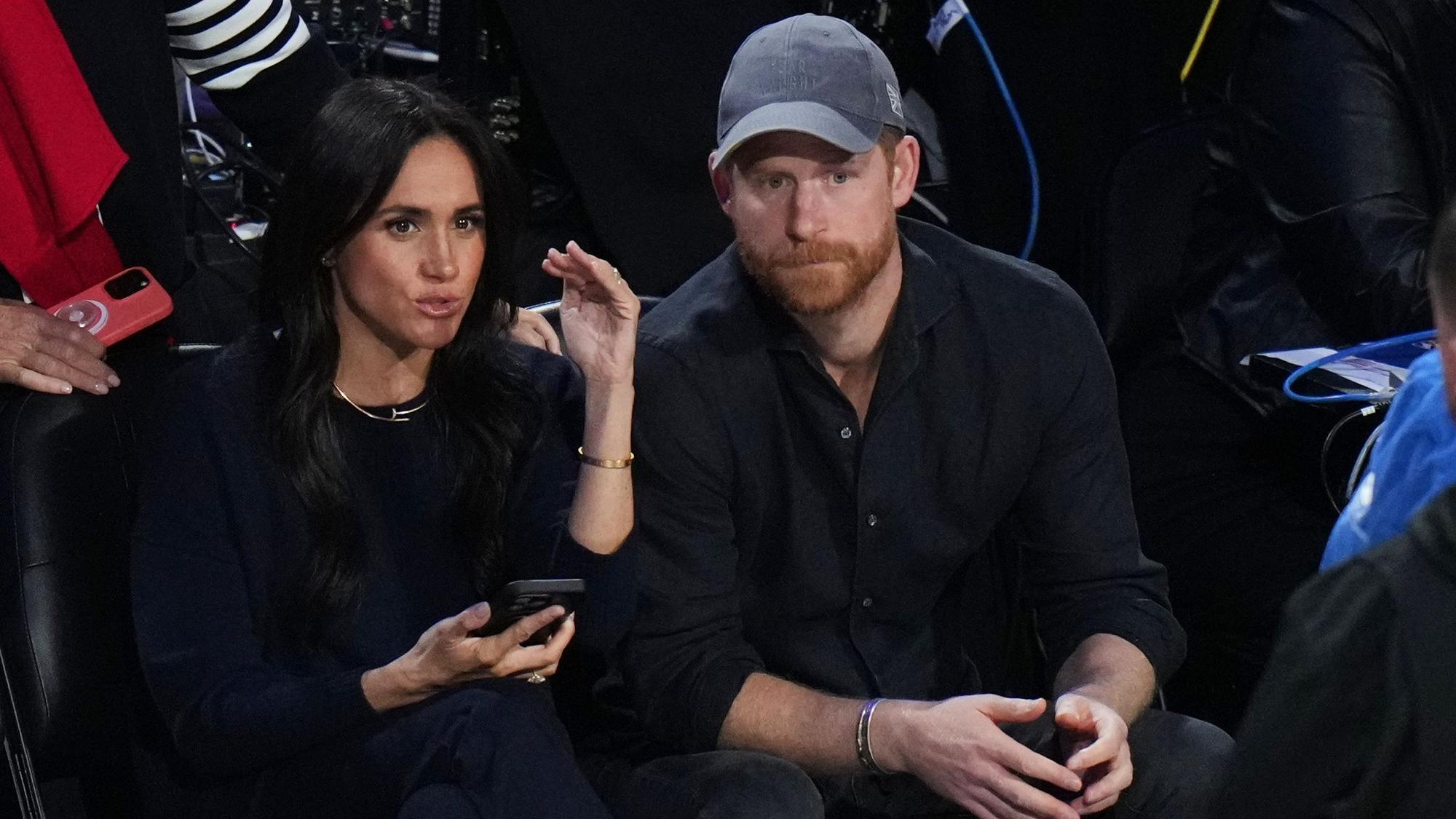 Herzogin Meghan und Prinz Harry im Publikum.