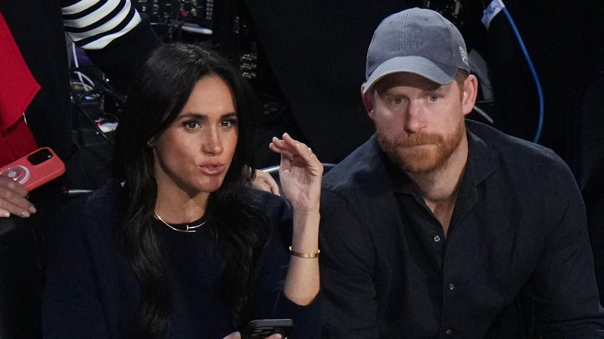 Herzogin Meghan und Prinz Harry im Publikum.