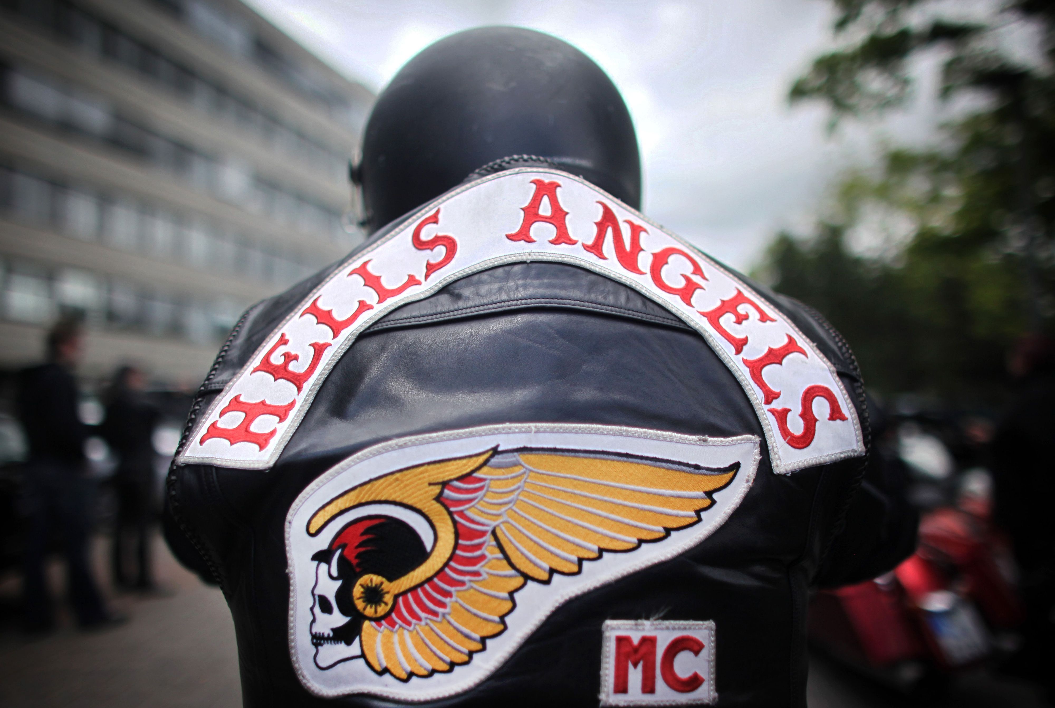 Ein Mitglied der Rockergruppe Hells Angels nimmt an einem Protestkorso teil. 1.200 Polizisten sind bei der Razzia im Einsatz. (Archivbild)