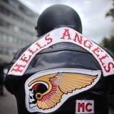 Ein Mitglied der Rockergruppe Hells Angels nimmt an einem Protestkorso teil. 1.200 Polizisten sind bei der Razzia im Einsatz. (Archivbild)