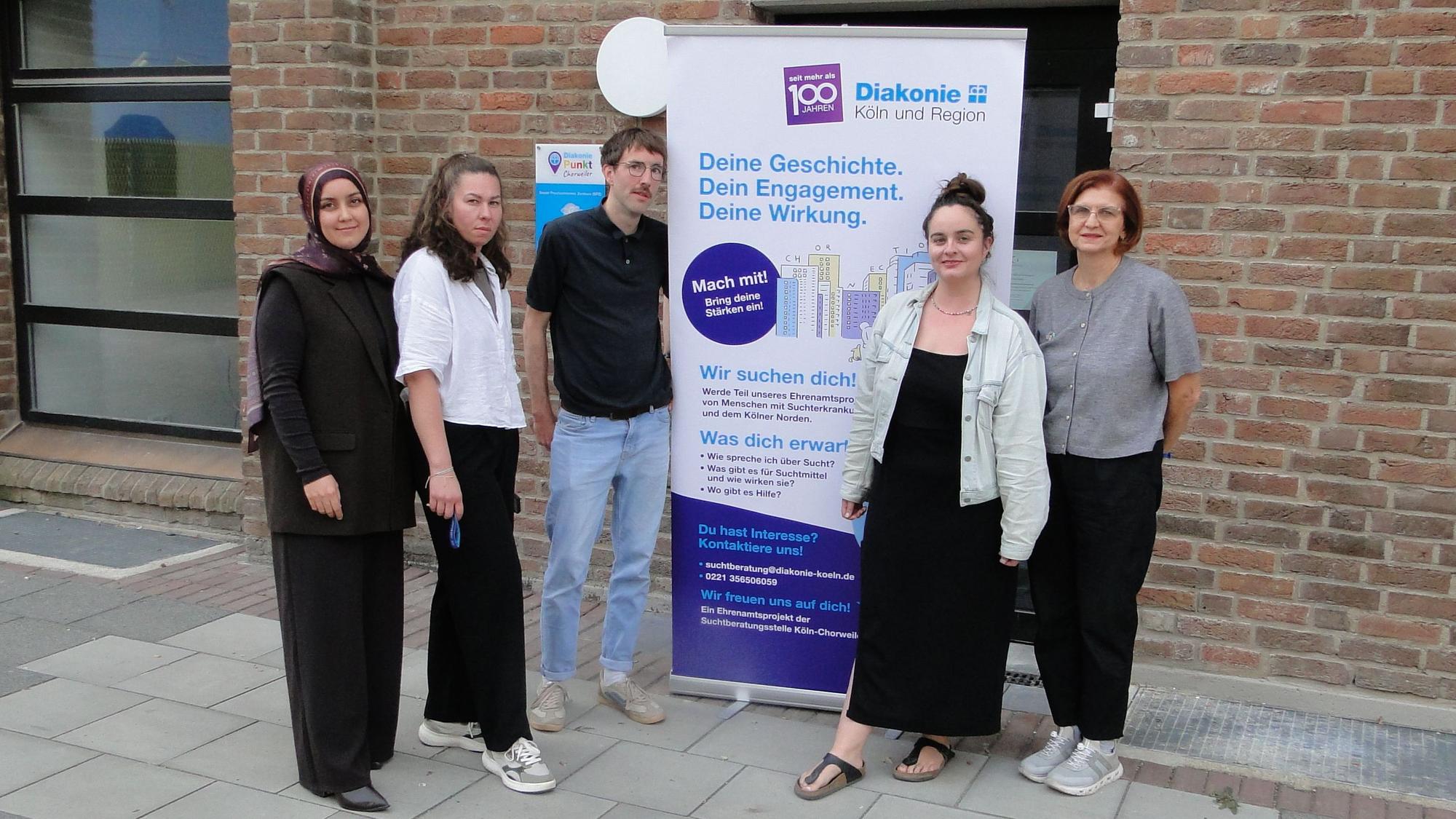 Team der Suchtberatung Chorweiler vor der Stadtkirche