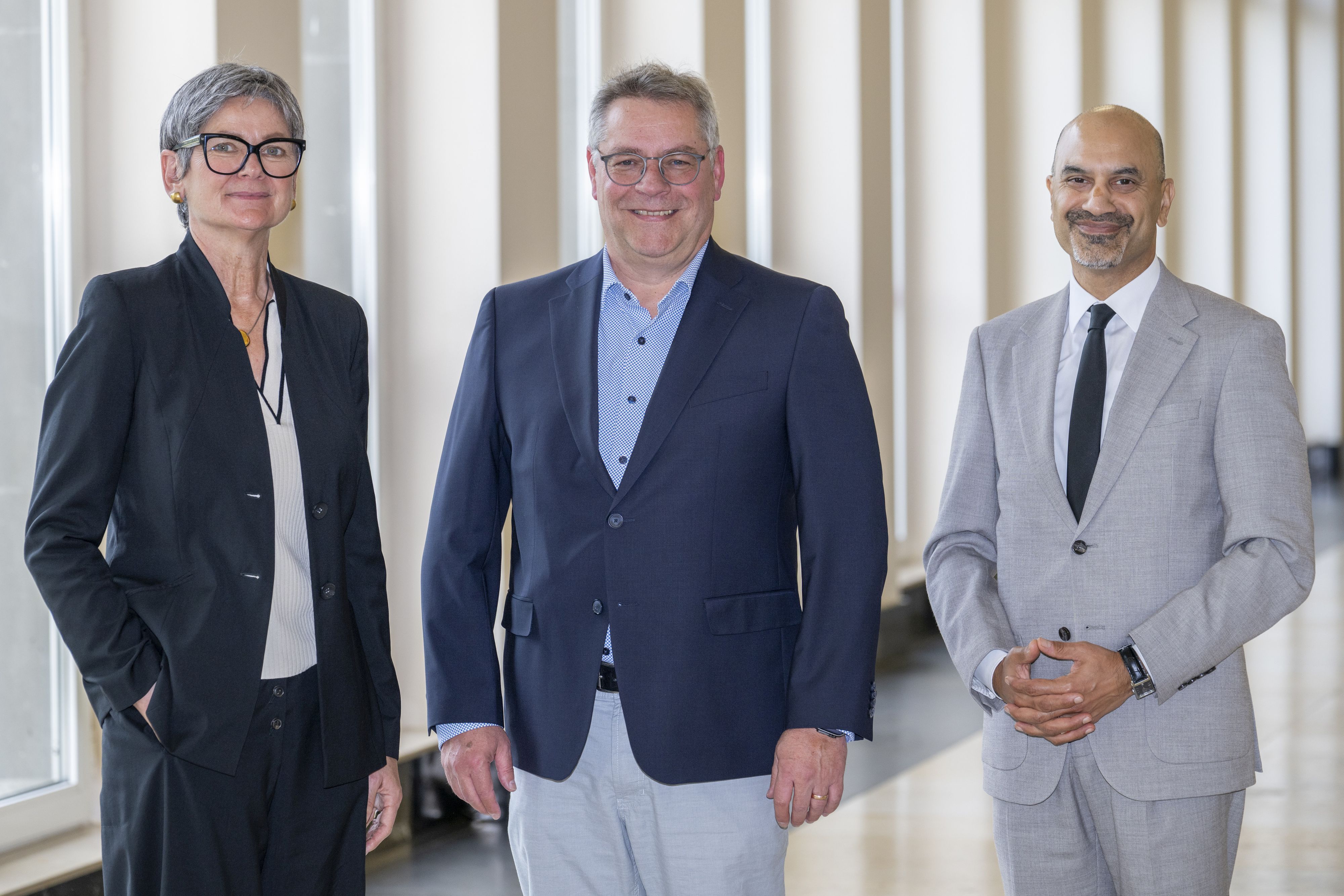 v.l.n.r: Dr. Frauke Gerlach (Vorsitzende des Hochschulrats), Prof. Dr. Joachim Hennrichs (neuer Prorektor für Nachhaltigkeit), Prof. Dr. Joybrato Mukherjee (Rektor der Uni Köln). Hochschulwahlversammlung,  Wahl von Prof. Dr. Joachim Hennrichs zum neuen Prorektor für Nachhaltigkeit. Fotograf: Uwe Weiser