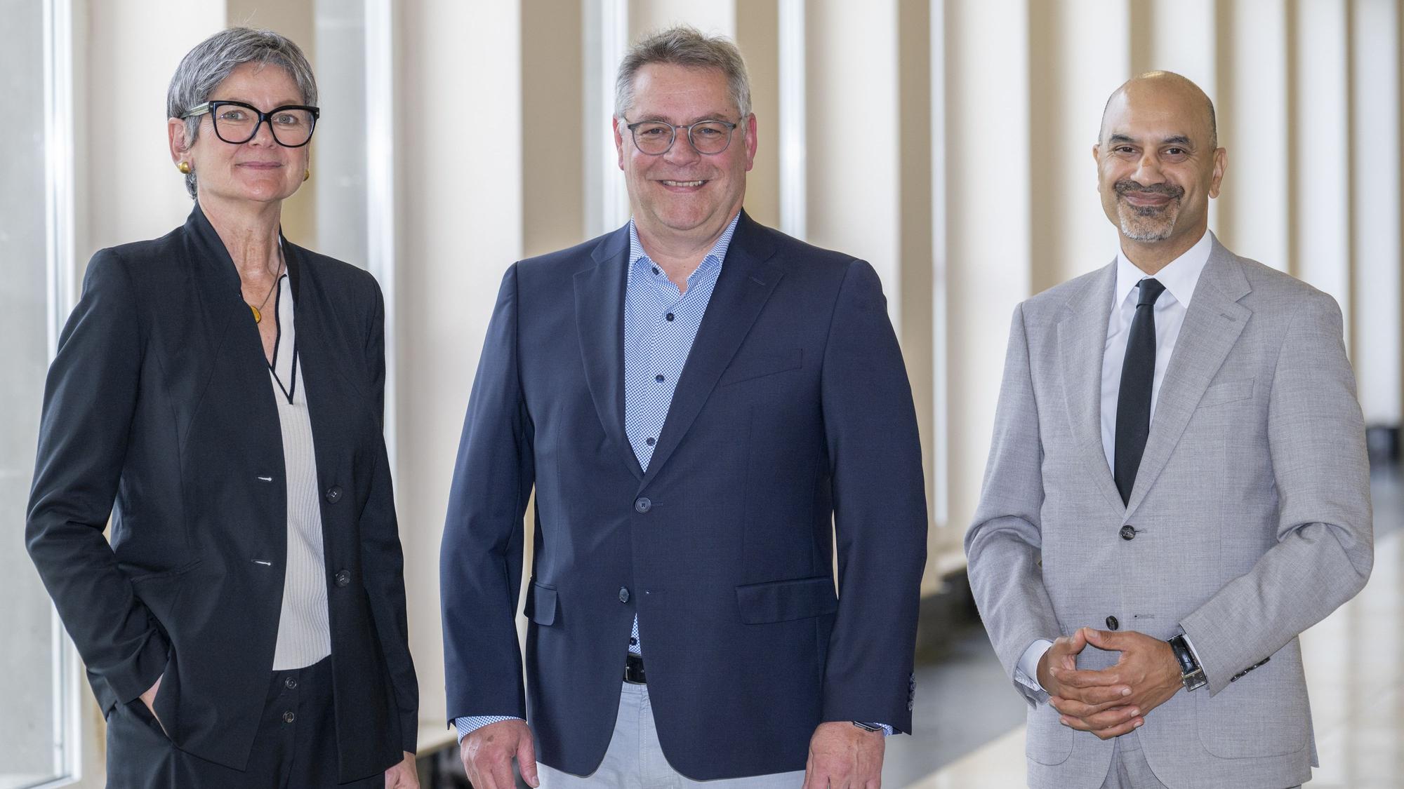 v.l.n.r: Dr. Frauke Gerlach (Vorsitzende des Hochschulrats), Prof. Dr. Joachim Hennrichs (neuer Prorektor für Nachhaltigkeit), Prof. Dr. Joybrato Mukherjee (Rektor der Uni Köln). Hochschulwahlversammlung, Wahl von Prof. Dr. Joachim Hennrichs zum neuen Prorektor für Nachhaltigkeit. Fotograf: Uwe Weiser