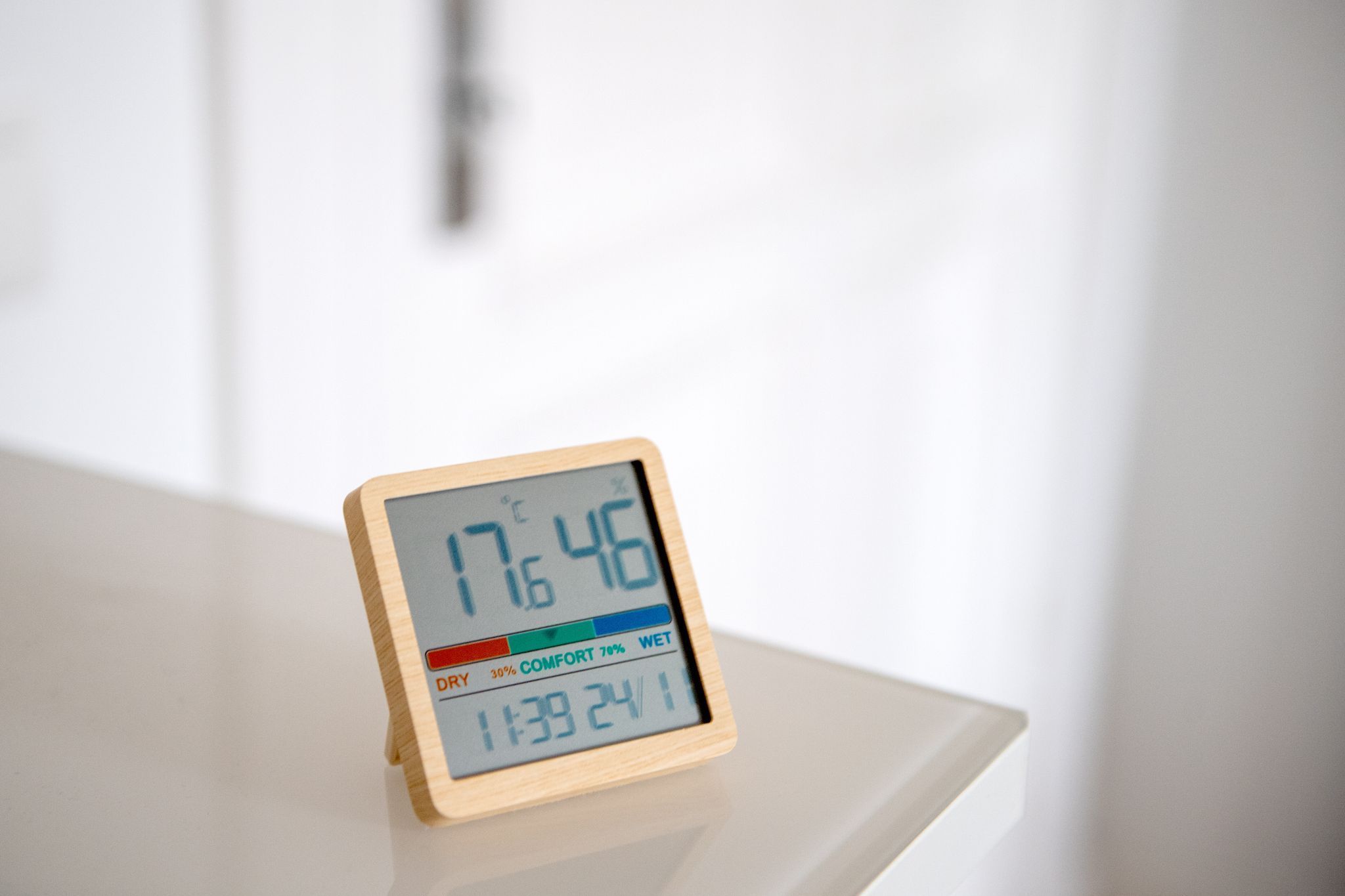Hygrometer steht in einer Wohnung