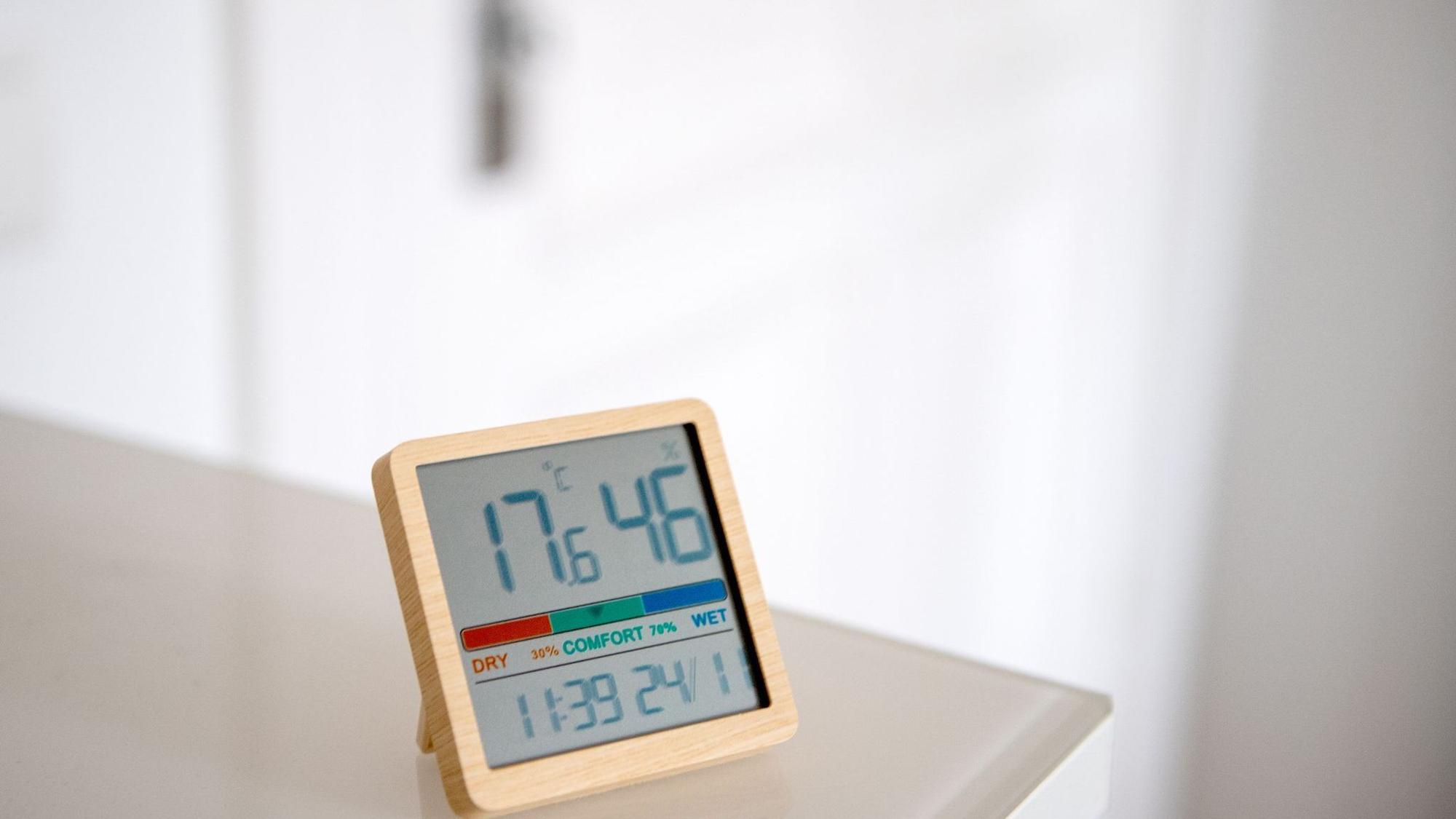 Hygrometer steht in einer Wohnung
