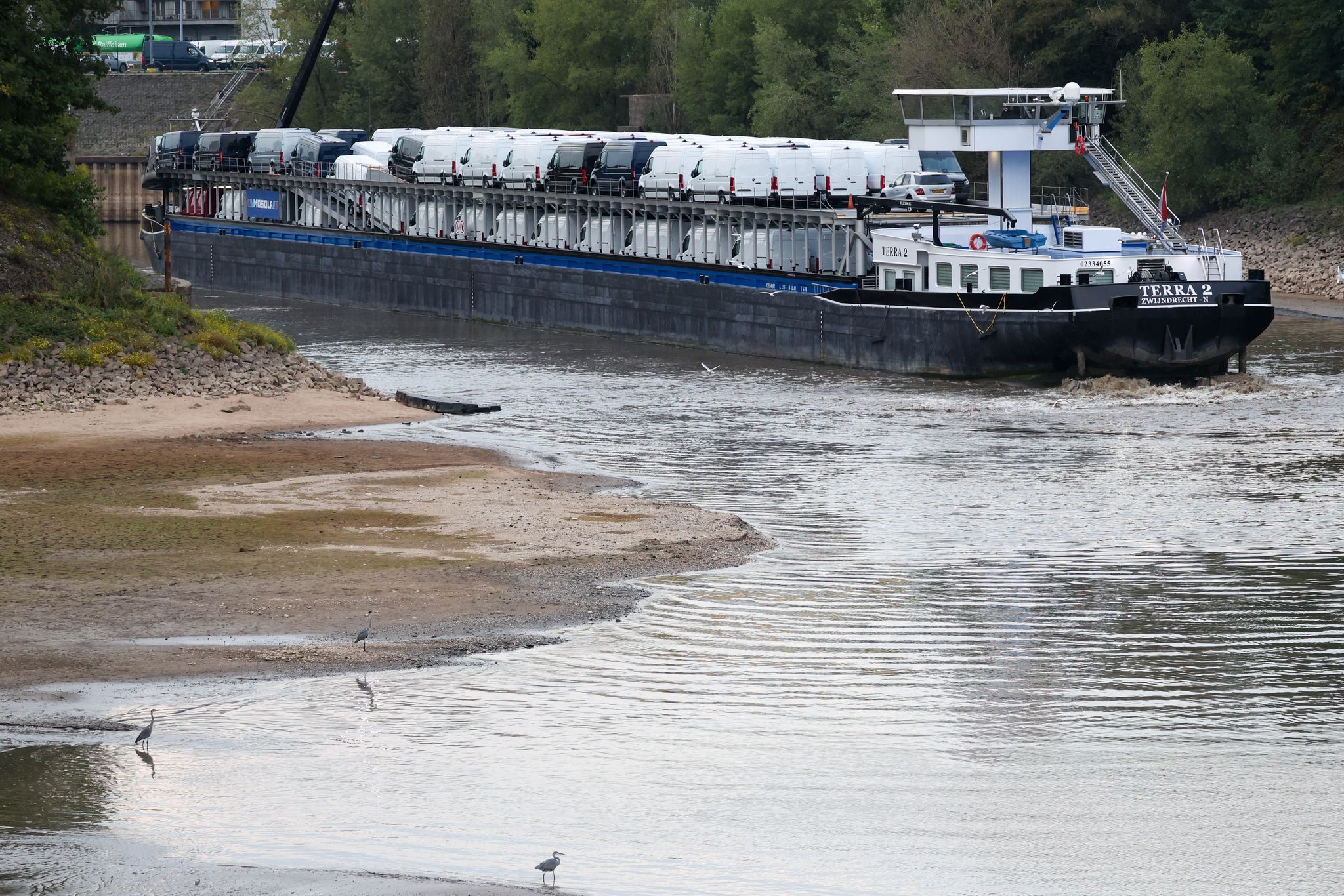 Frachtschiff fährt sich im Düsseldorfer Hafen fest
