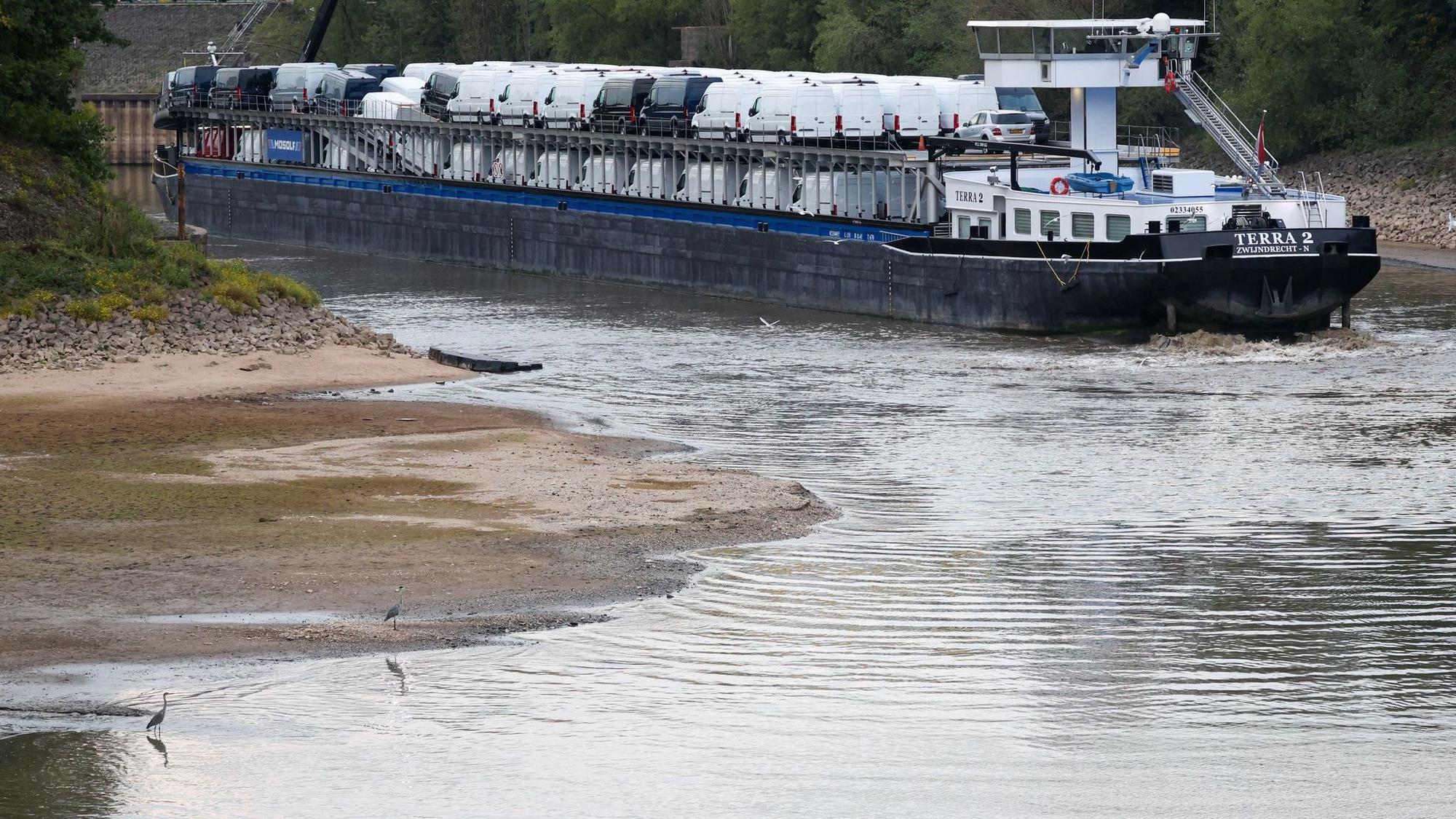 Frachtschiff fährt sich im Düsseldorfer Hafen fest
