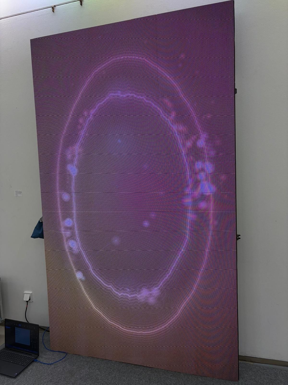Caspar Armsters Installation „Zeitgleich“ macht globale Daten sichtbar – mit Leverkusen im Mittelpunkt.