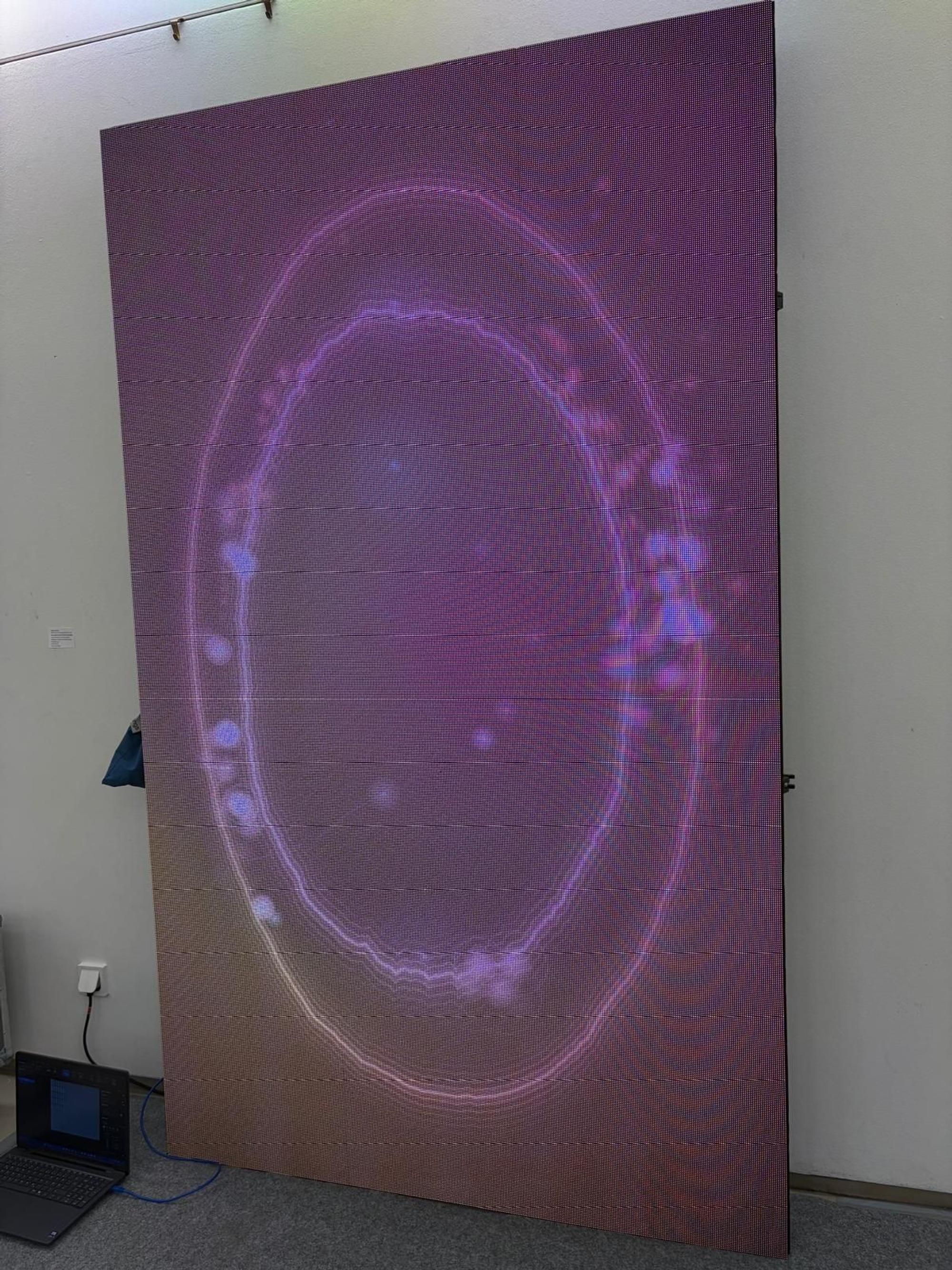 Caspar Armsters Installation „Zeitgleich“ macht globale Daten sichtbar – mit Leverkusen im Mittelpunkt.