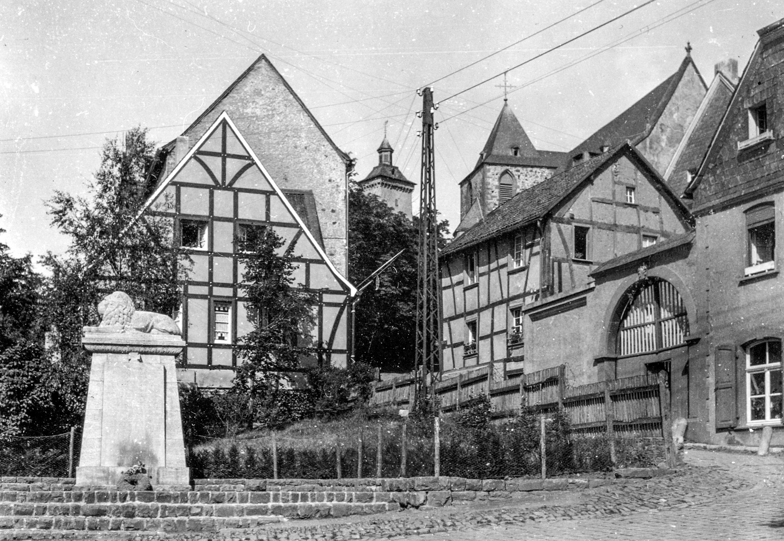 Das Foto zeigt das Denkmal am Aufgang zum Schloss.