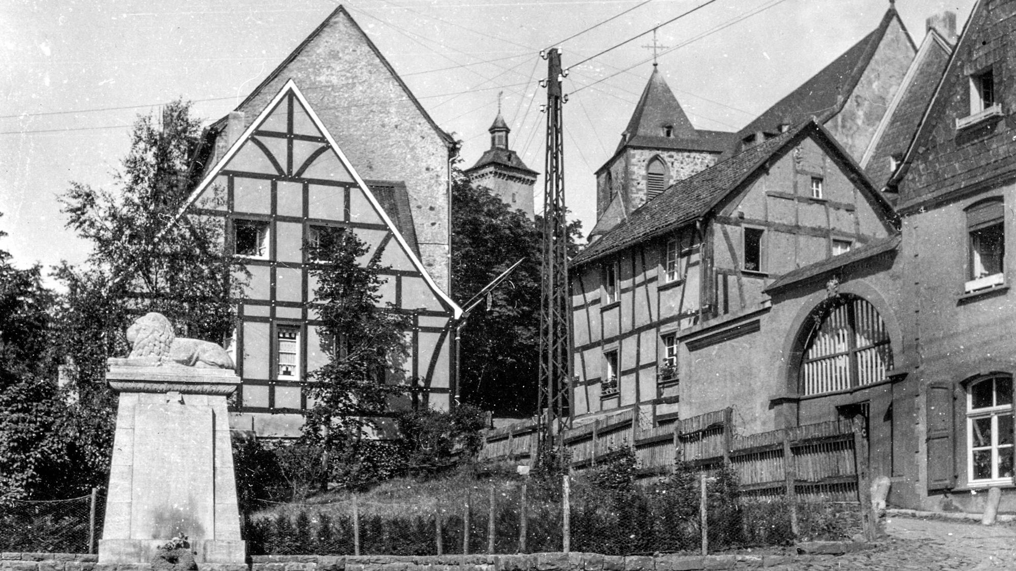 Das Foto zeigt das Denkmal am Aufgang zum Schloss.