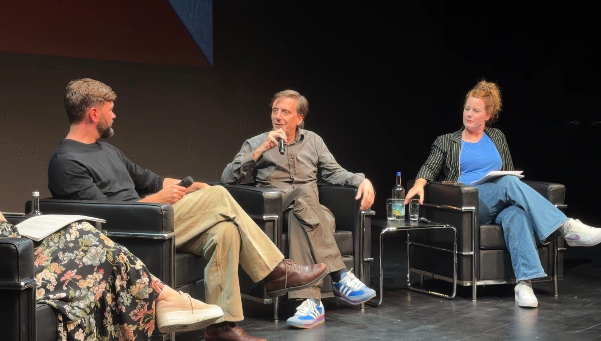Zur Premiere der Veranstaltungsreihe „Hinter den Kulissen“ des „Kölner Stadt-Anzeiger“ saß unter anderem Schauspielintendant Kay Voges (Mikro) auf dem Podium.