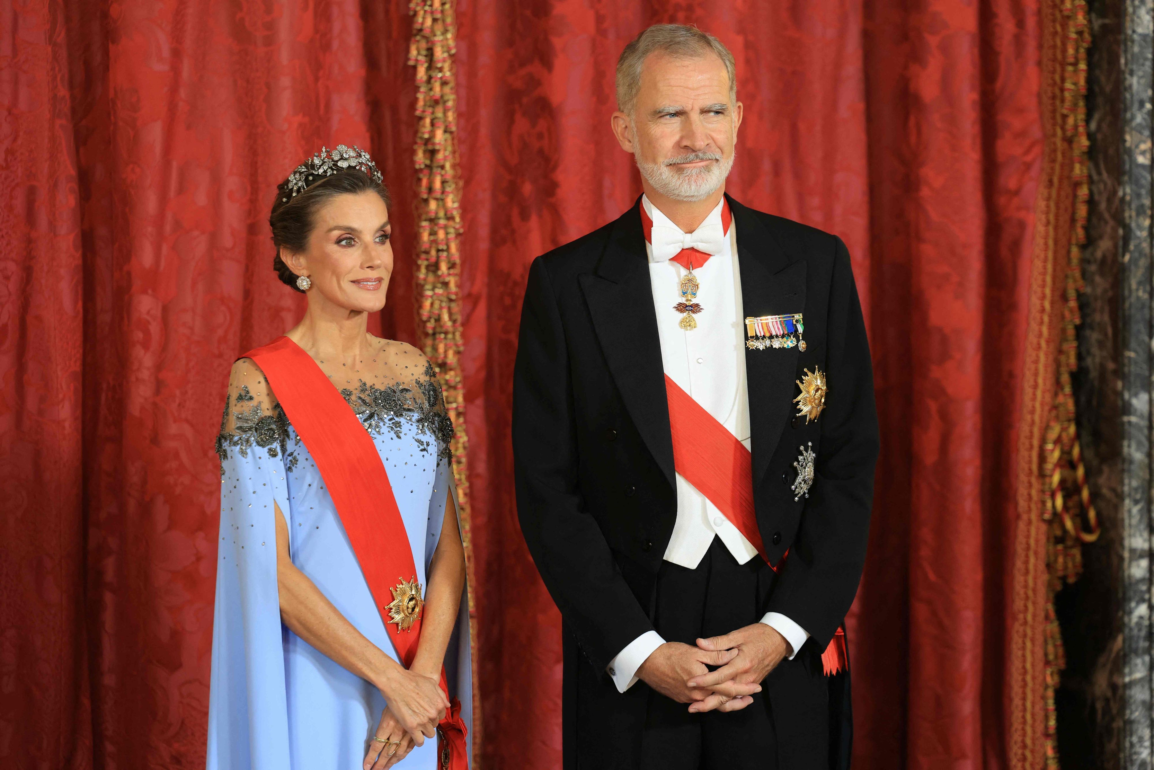 Königin Letizia und König Felipe VI. (links) empfangen den französischen Staatspräsidenten Emmanuel Macron und seine Ehefrau Brigitte zum Staatsbankett im königlichen Palast in Madrid.