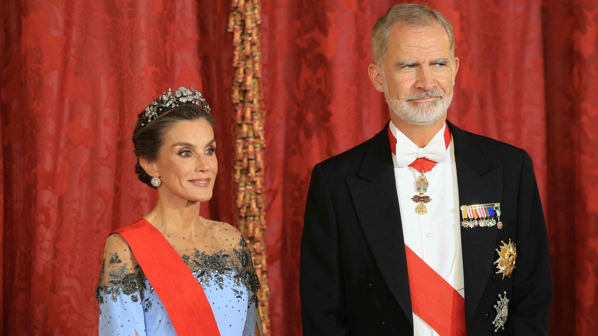 Königin Letizia und König Felipe VI. (links) empfangen den französischen Staatspräsidenten Emmanuel Macron und seine Ehefrau Brigitte zum Staatsbankett im königlichen Palast in Madrid.