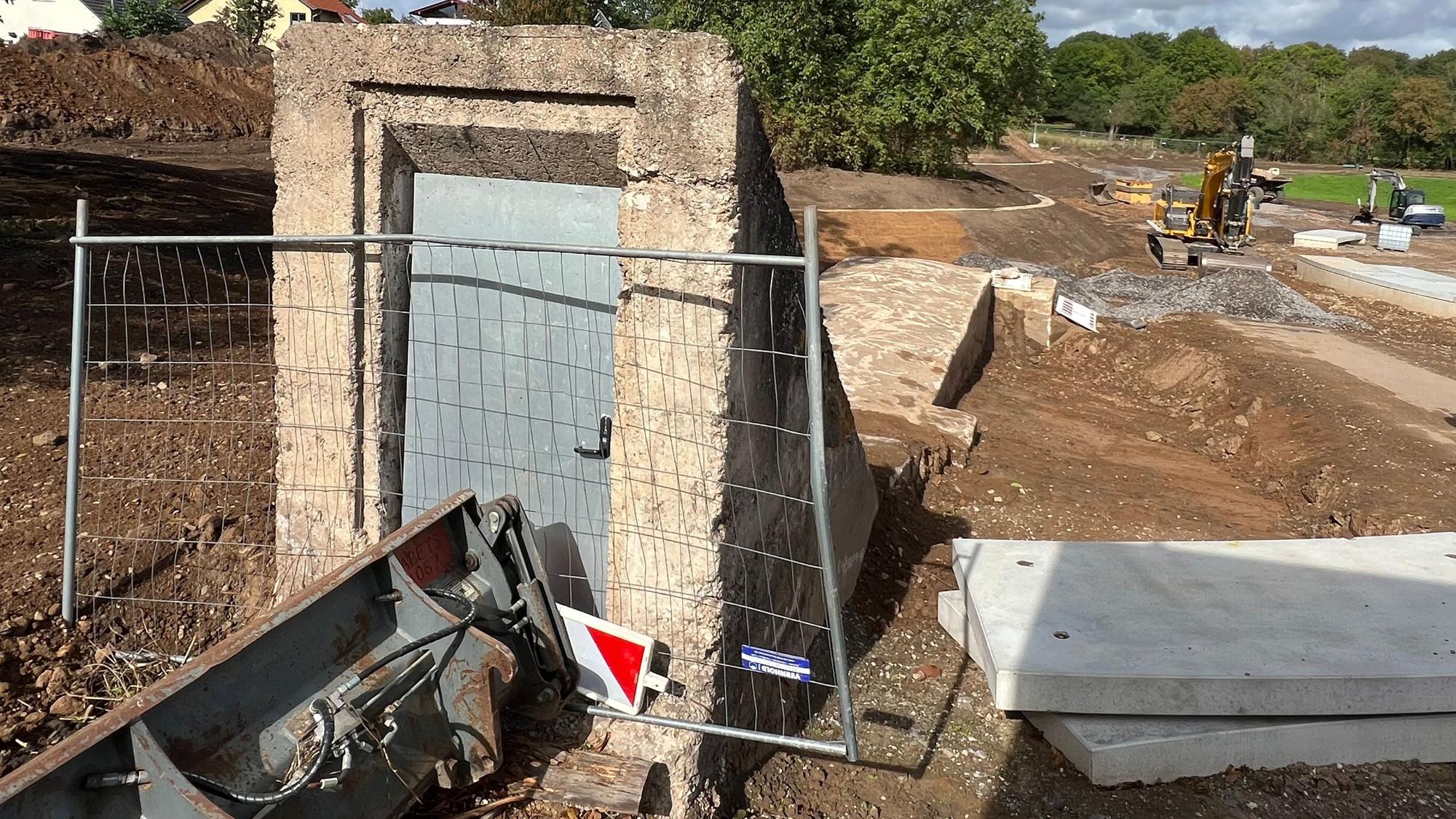 In die Türe des Bunkers sollen Bullaugen gesetzt werden, um hineinsehen zu können. Dort haben im Zweiten Weltkrieg bis zu 100 Menschen Schutz vor den Bomben gesucht.