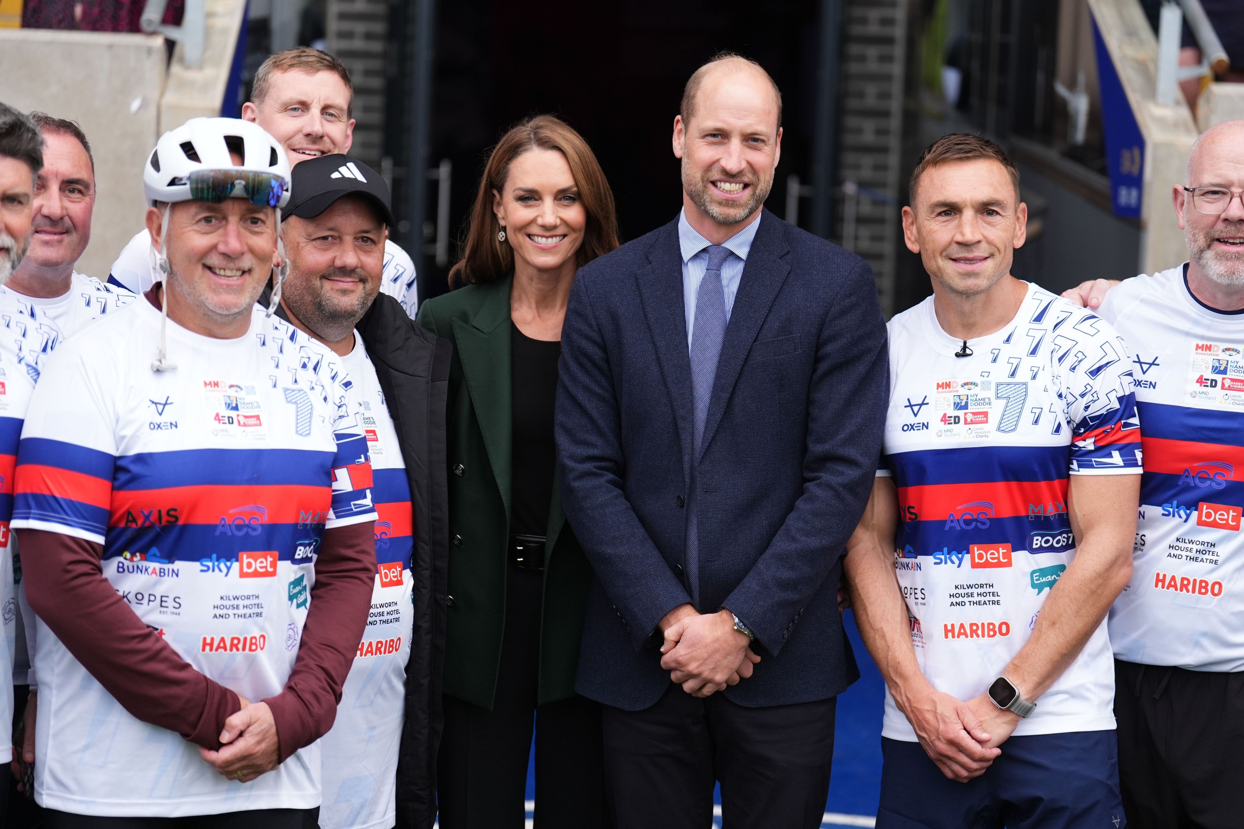 Der Prinz und die Prinzessin von Wales überraschen Sir Kevin Sinfield (2.v.r) am Ende des dritten Tages seiner „7 in 7: The Grand Finale 2026 Challenge“ im DIY Kitchens Stadium, der Heimspielstätte von Wakefield Trinity in West Yorkshire.
