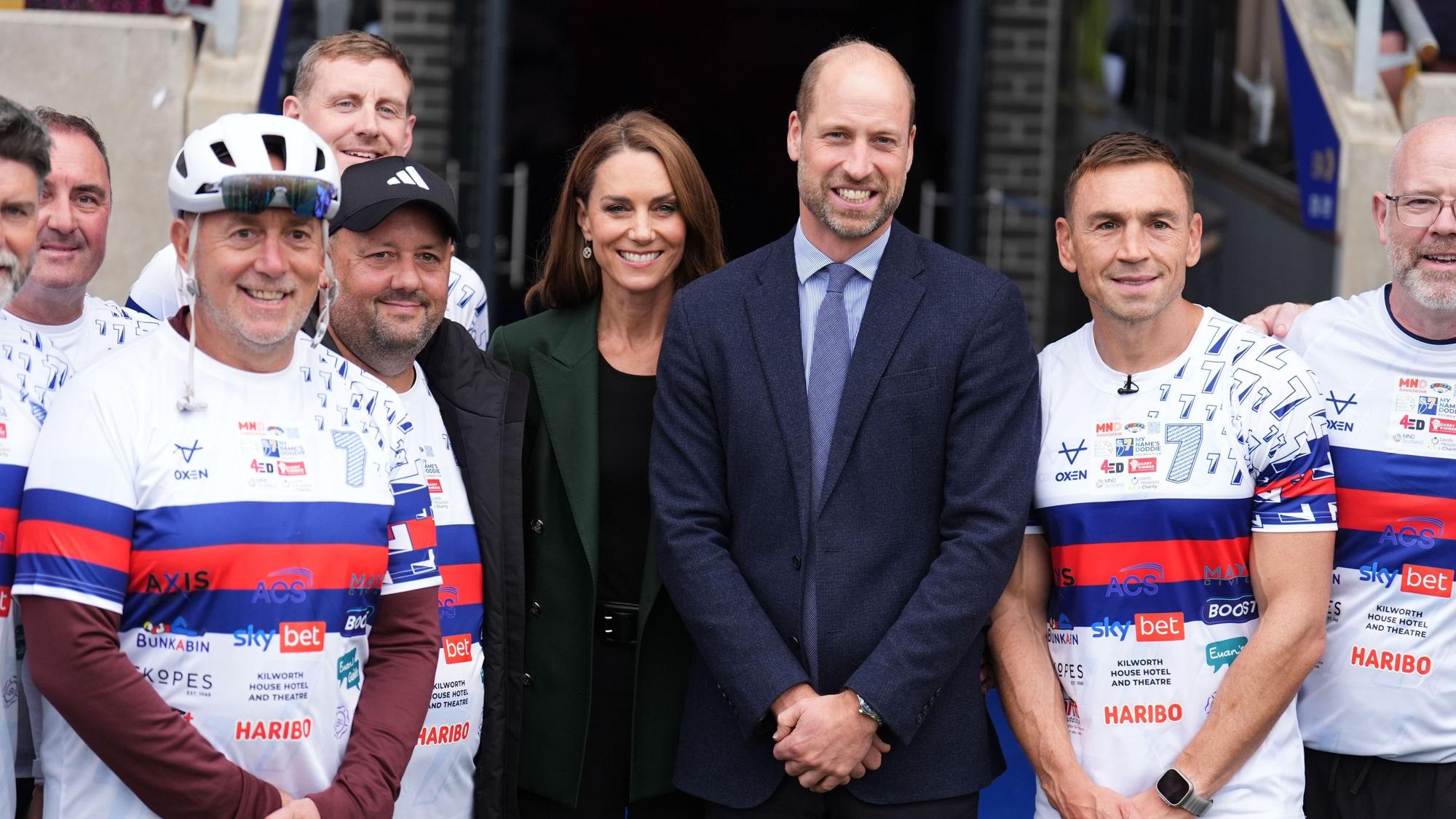 Der Prinz und die Prinzessin von Wales überraschen Sir Kevin Sinfield (2.v.r) am Ende des dritten Tages seiner „7 in 7: The Grand Finale 2026 Challenge“ im DIY Kitchens Stadium, der Heimspielstätte von Wakefield Trinity in West Yorkshire.