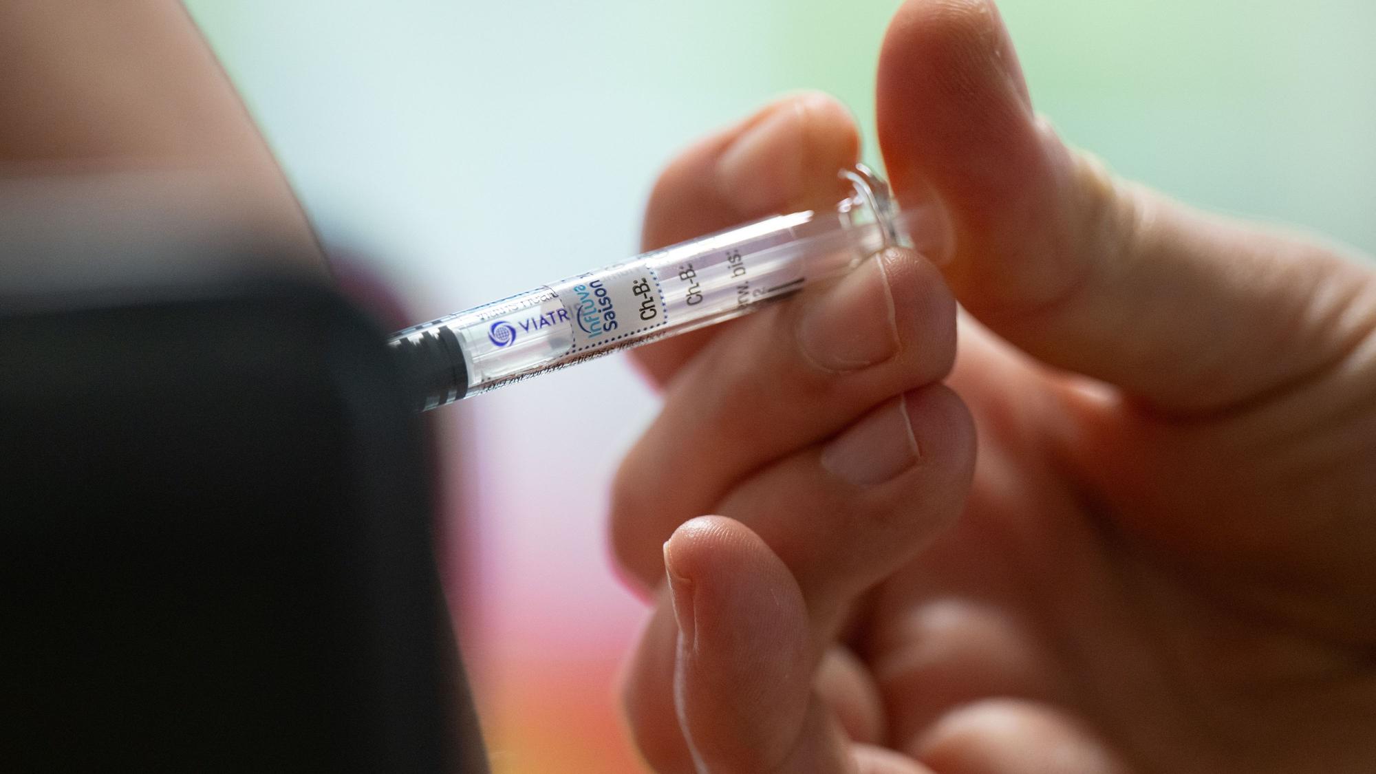 Eine Frau lässt sich mit dem saisonalen Wirkstoff gegen die Grippe impfen. Auch in Köln wird ab dem 1. Oktober geimpft.