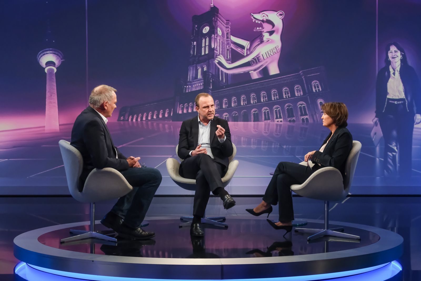 Sandra Maischberger sprach am Dienstagabend mit Jan van Aken (links) und Peter Neumann. (Bild: WDR/Oliver Ziebe)