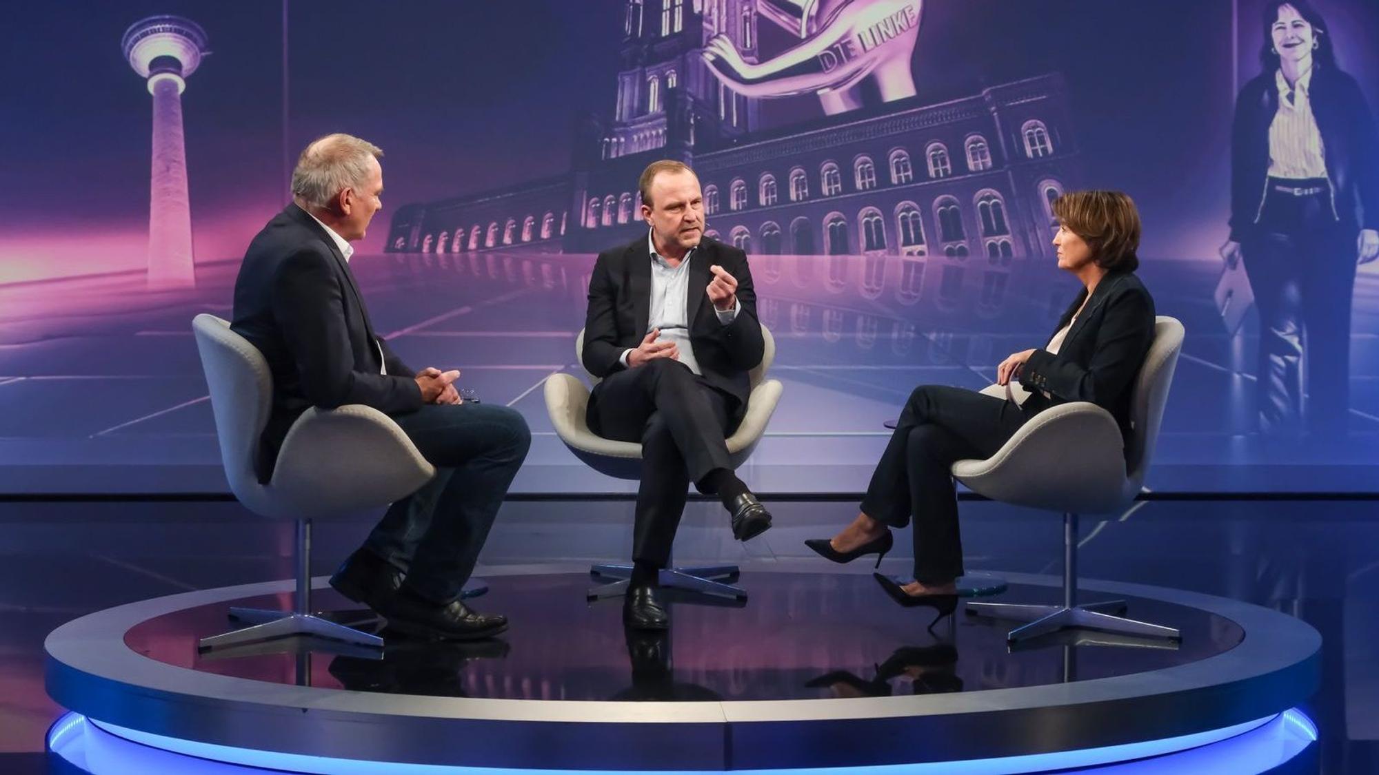 Sandra Maischberger sprach am Dienstagabend mit Jan van Aken (links) und Peter Neumann. (Bild: WDR/Oliver Ziebe)