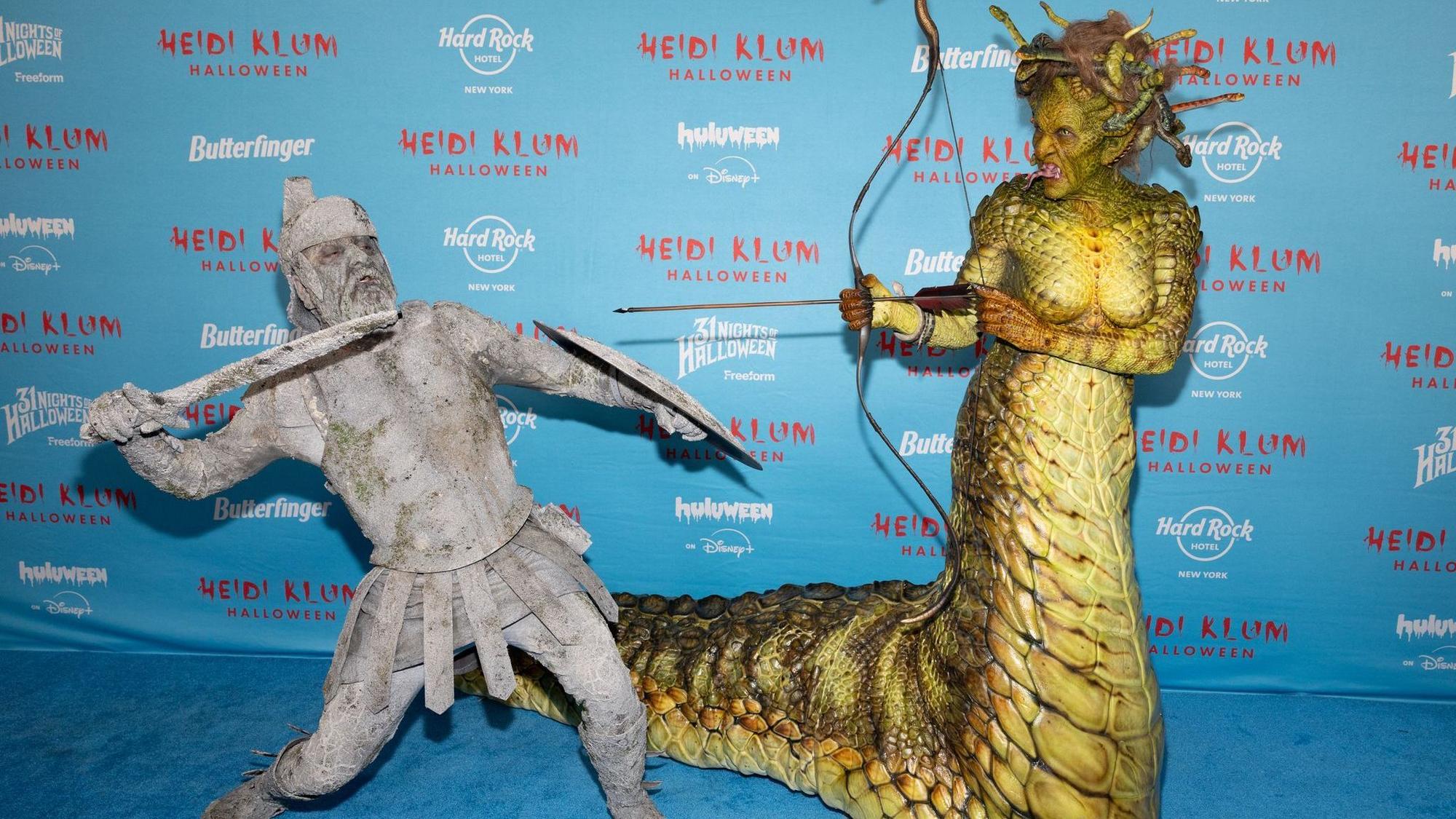 2025 präsentierte sich Heidi Klum als Schlangenwesen Medusa. Ihr Mann Tom Kaulitz erschien als griechischer Soldat.